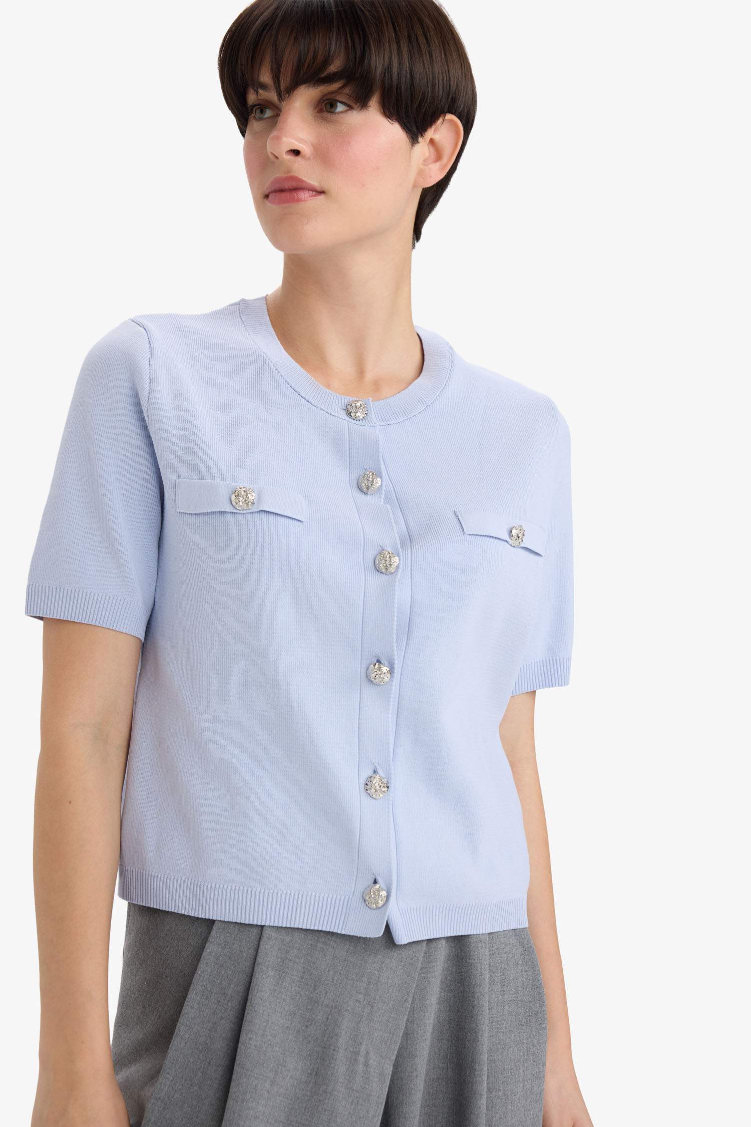 جاكيت تريكو قصة عادية بياقة مستديرة