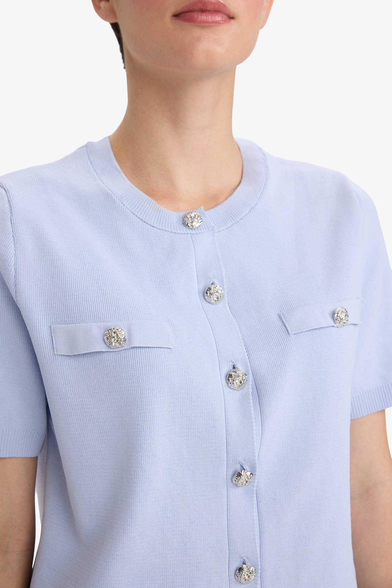 جاكيت تريكو قصة عادية بياقة مستديرة