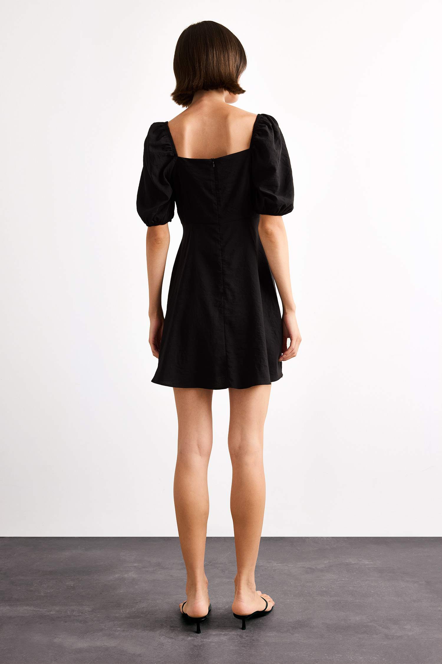 Kalp Yaka Kısa Kollu Mini Elbise