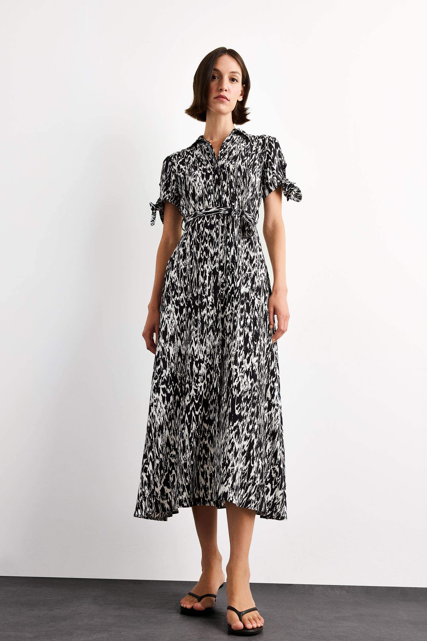 Desenli Kısa Kollu Midi Elbise