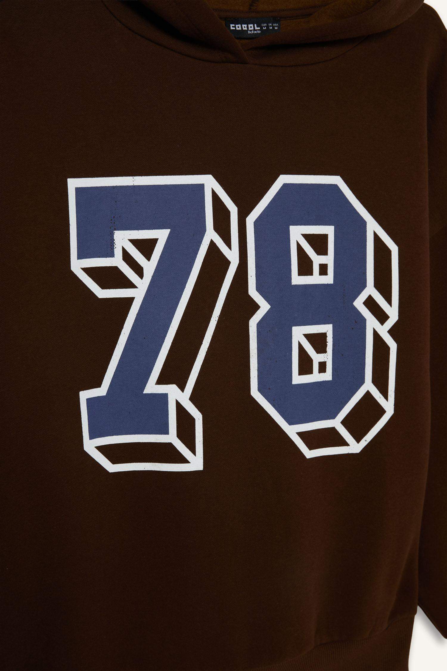 سويت شيرت مطبوع بغطاء للرأس