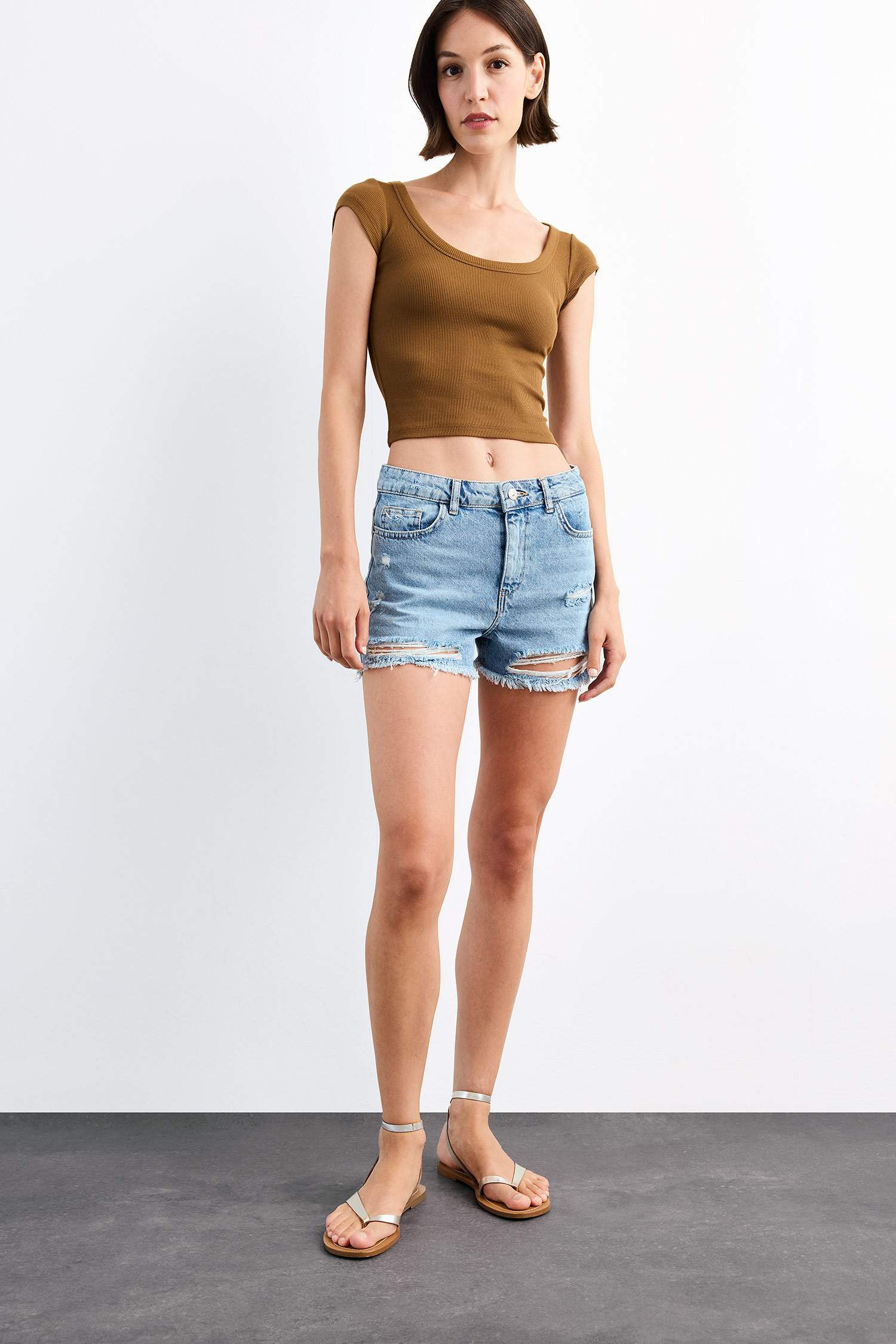 تيشيرت نص ردن وياخة مستديرة