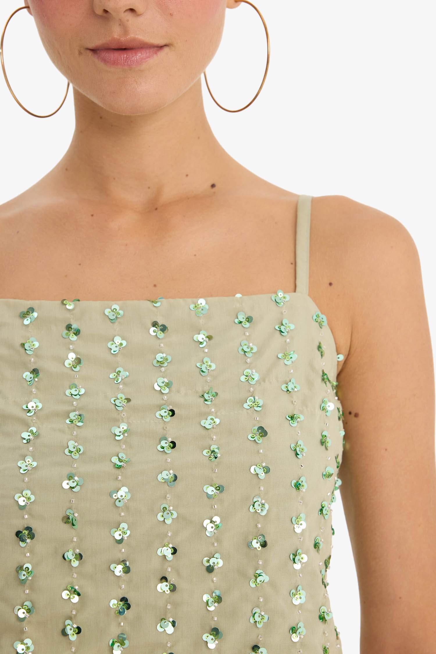 بلوزة قصة عادية مطرزة بحمالات رفيعة