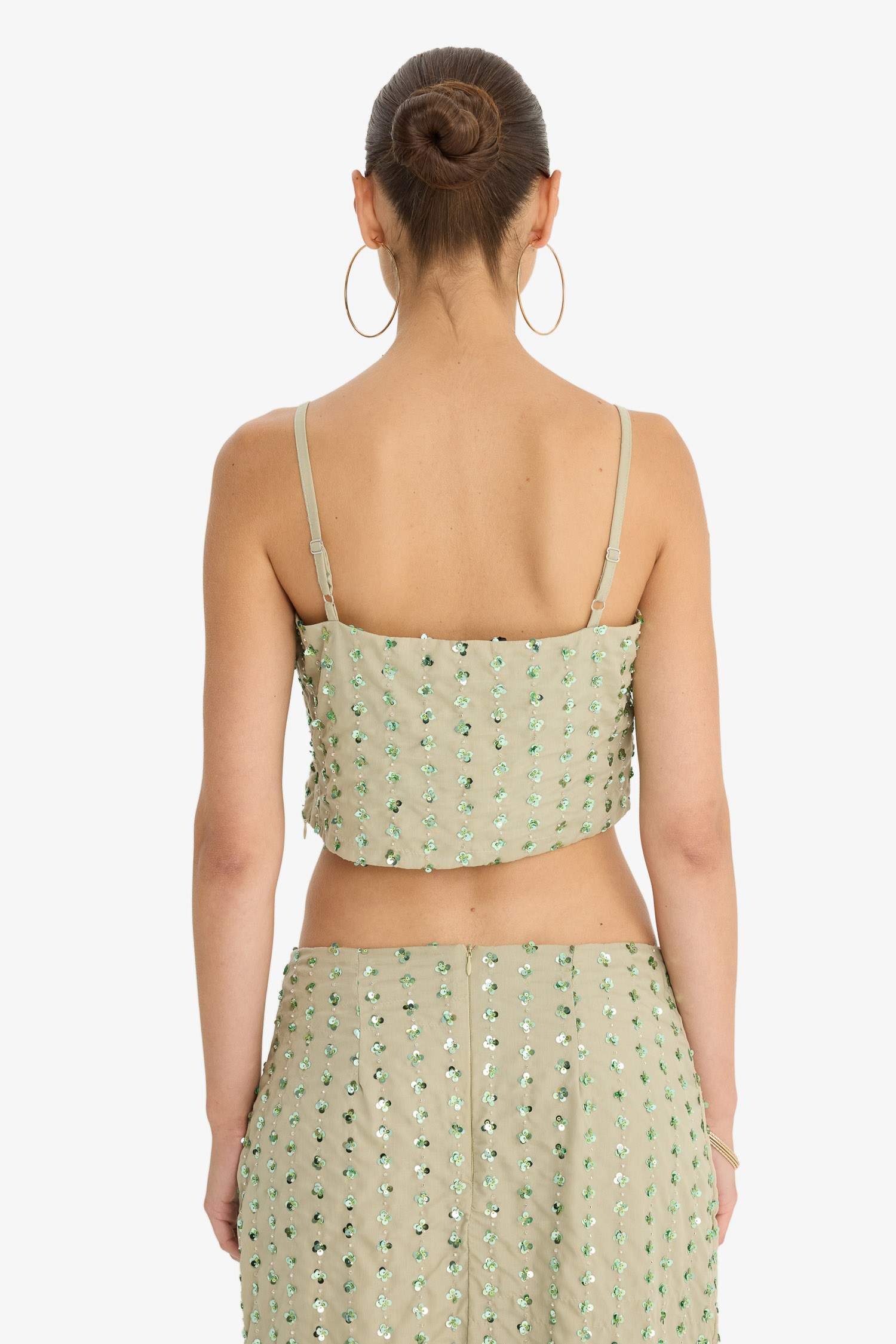 بلوزة قصة عادية مطرزة بحمالات رفيعة