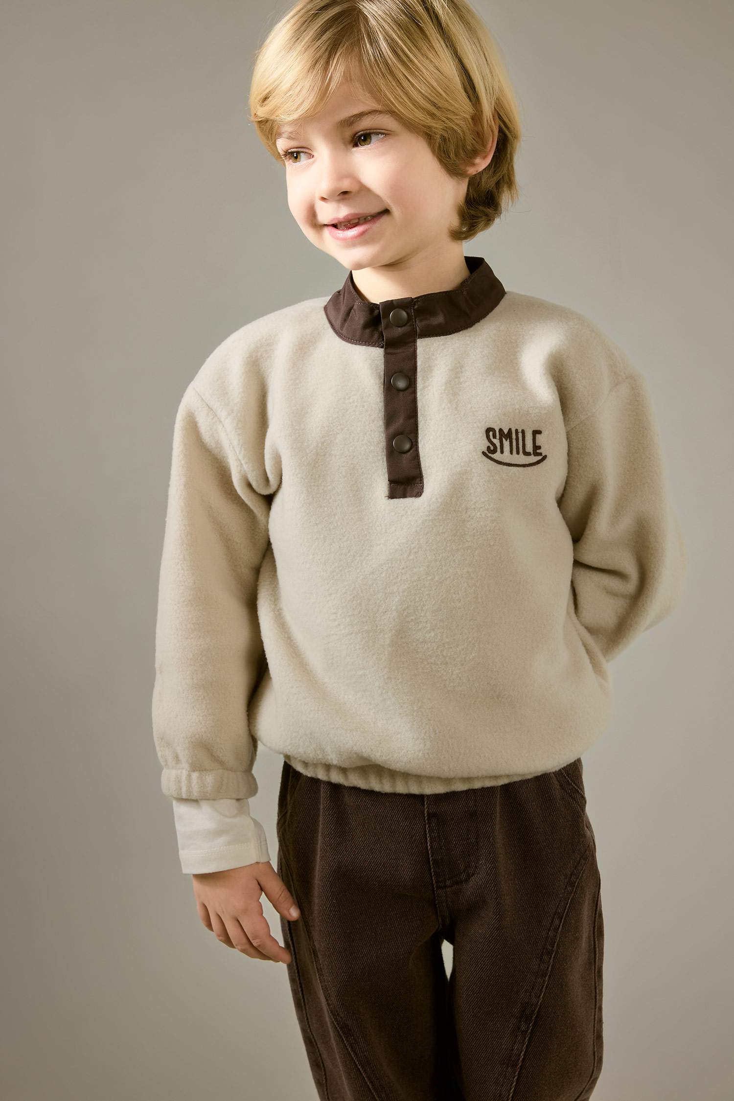 سويت شيرت اولادي قطيفة بطبعة شعار قصة عادية