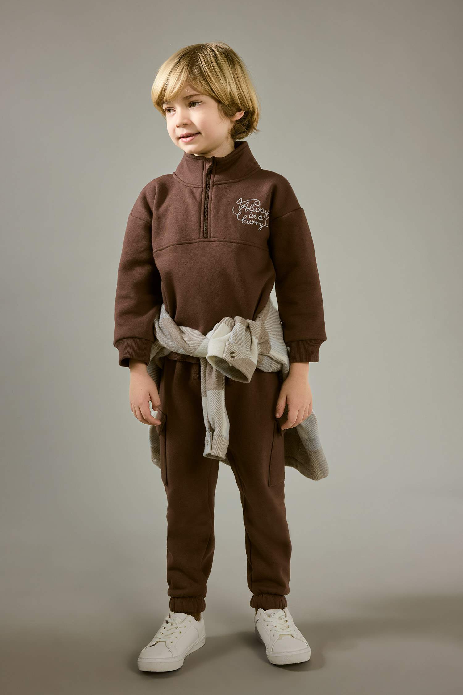 سيت بيبي ولادي سويت شيرت وبنطلون بجامة بطبعة شعار - قطعتين