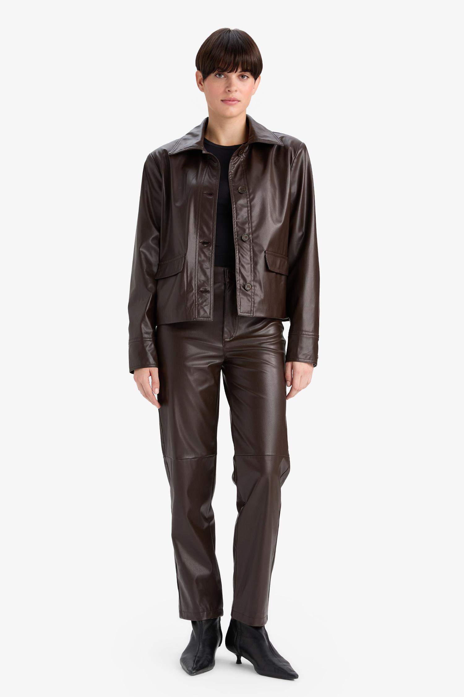 بنطرون جلد كاروت فيت قصير بجيب