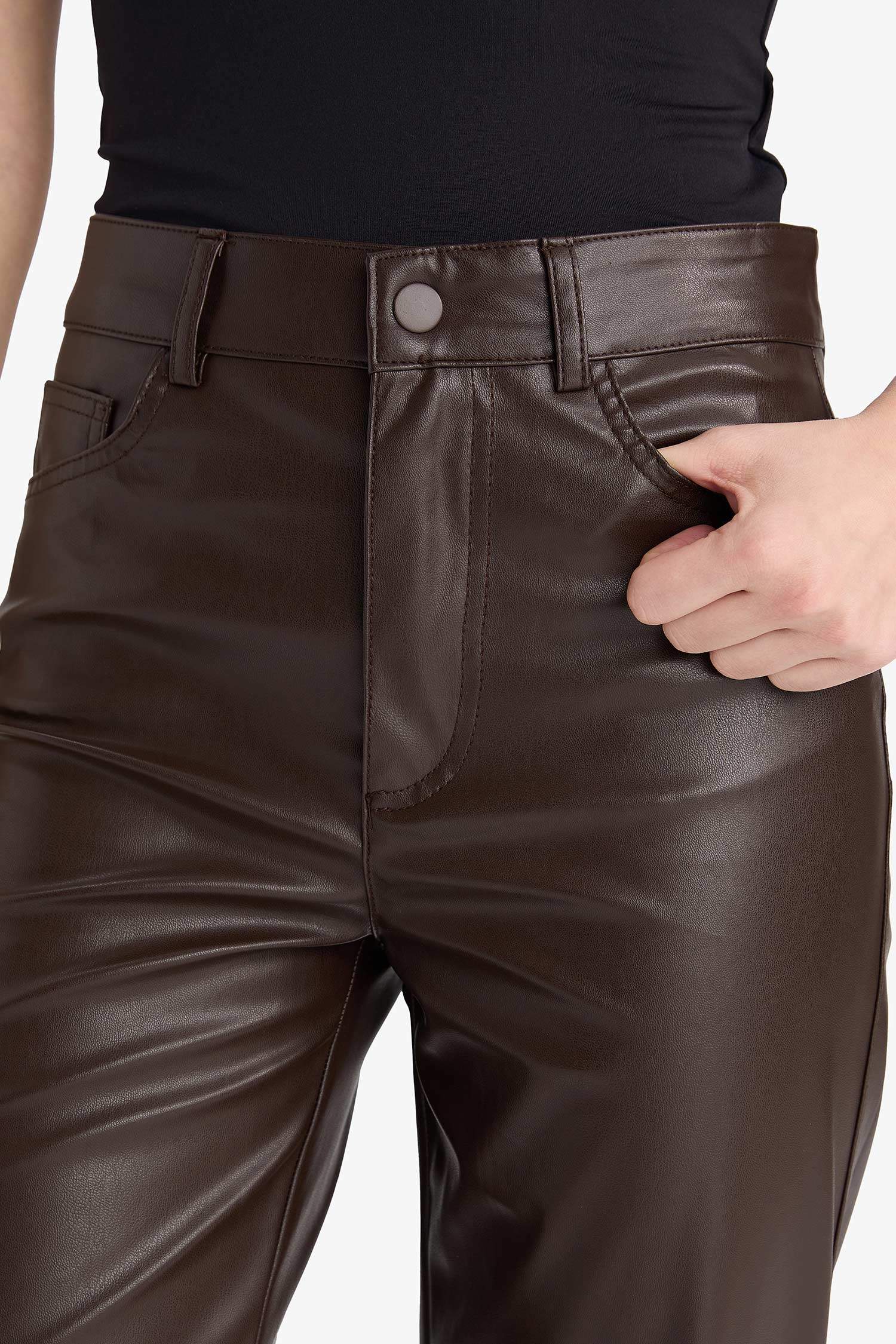 بنطرون جلد كاروت فيت قصير بجيب