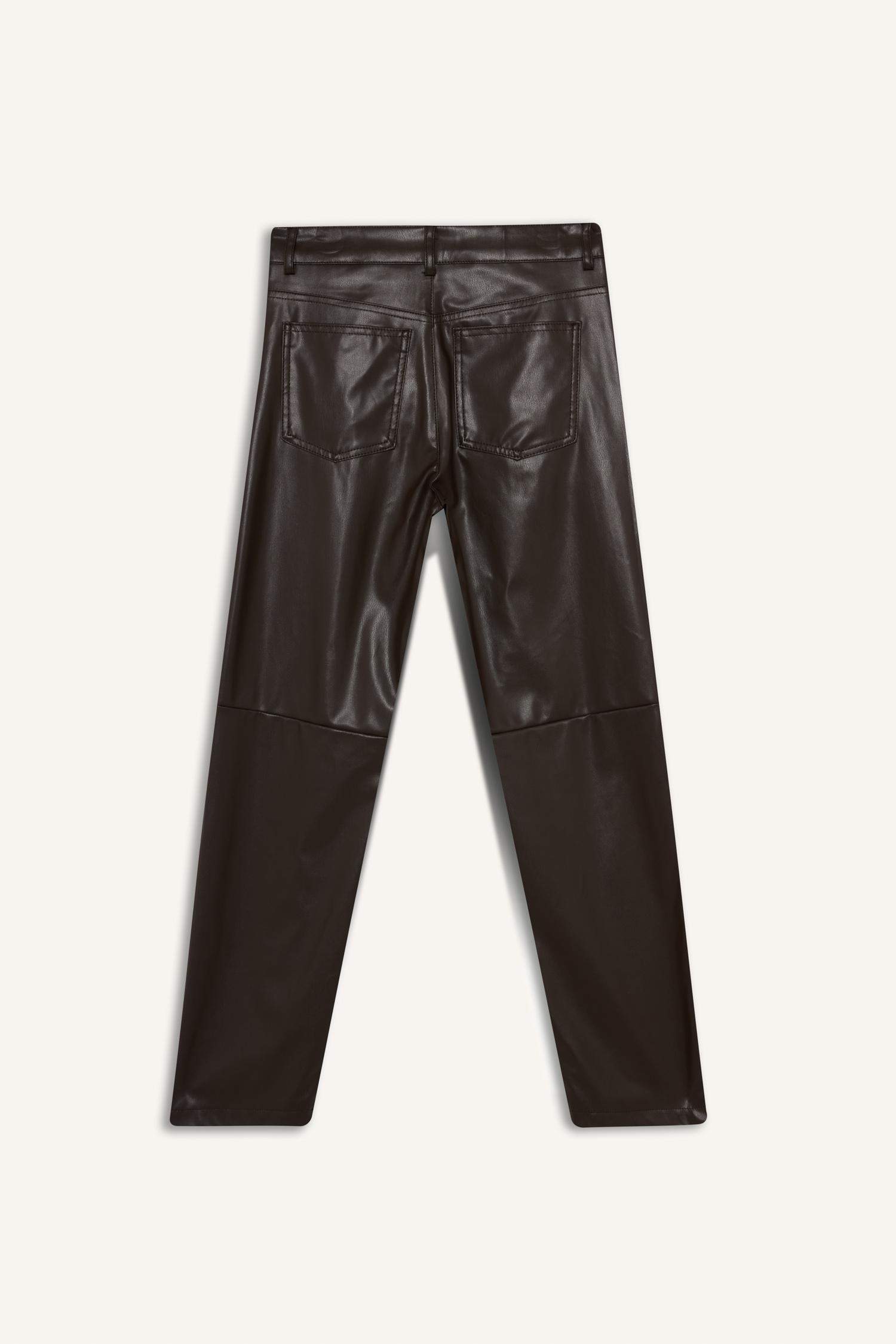 بنطرون جلد كاروت فيت قصير بجيب