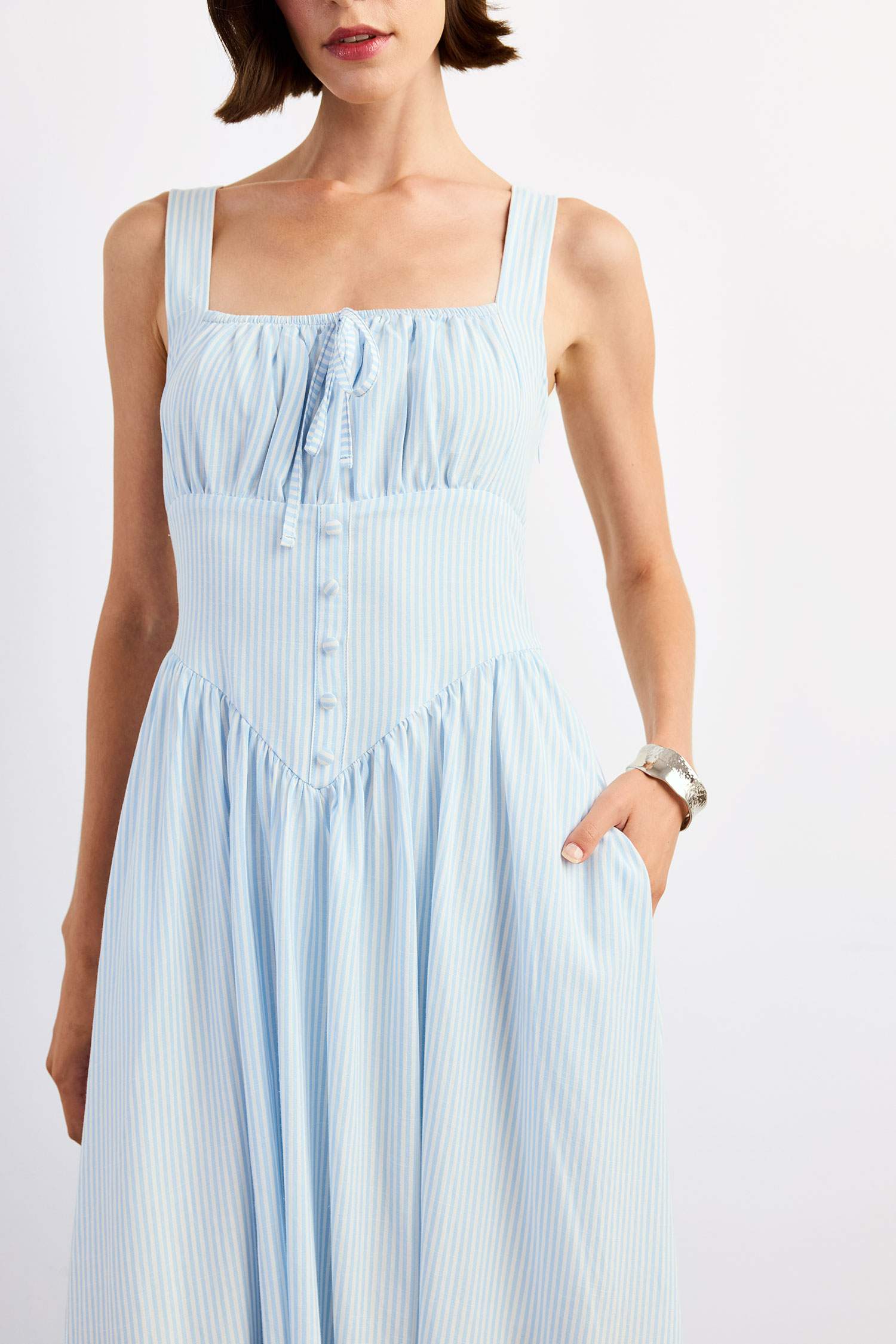 فستان طويل بحمالات وياخة مربعة