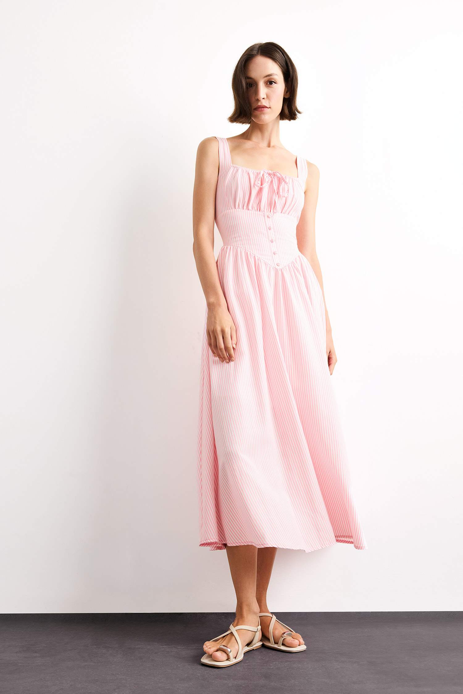 فستان طويل بحمالات وياخة مربعة