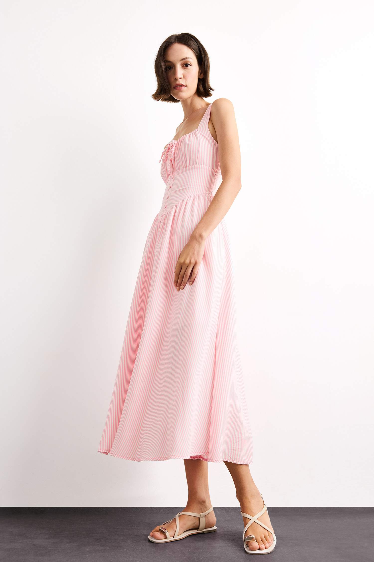 فستان طويل بحمالات وياخة مربعة