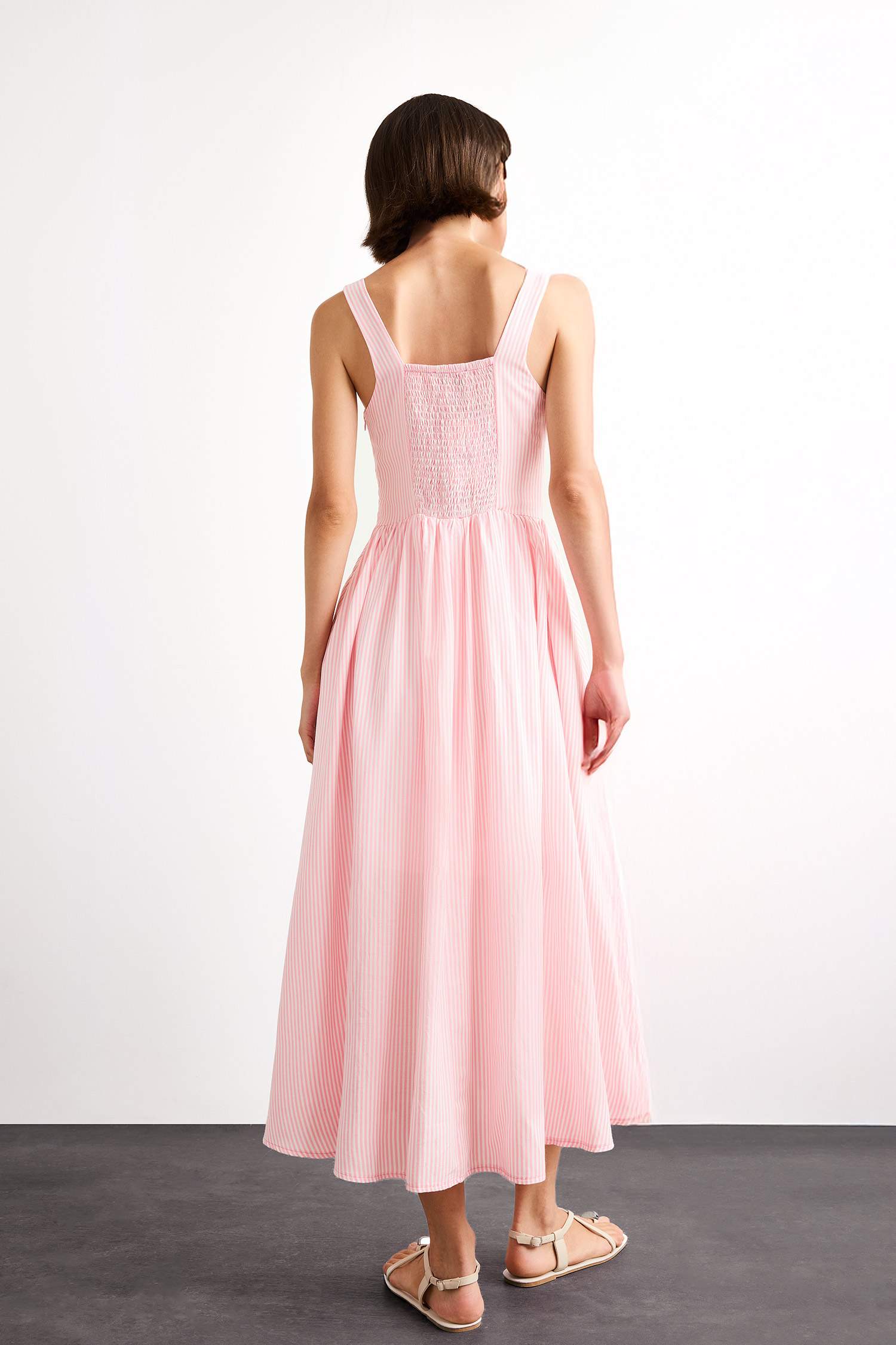 فستان طويل بحمالات وياخة مربعة