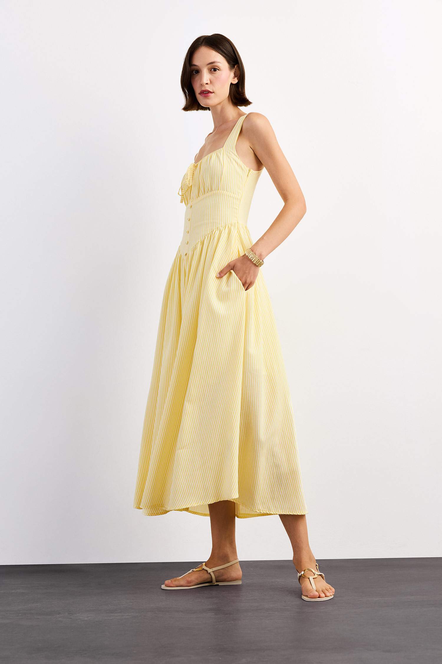 فستان طويل بحمالات وياخة مربعة