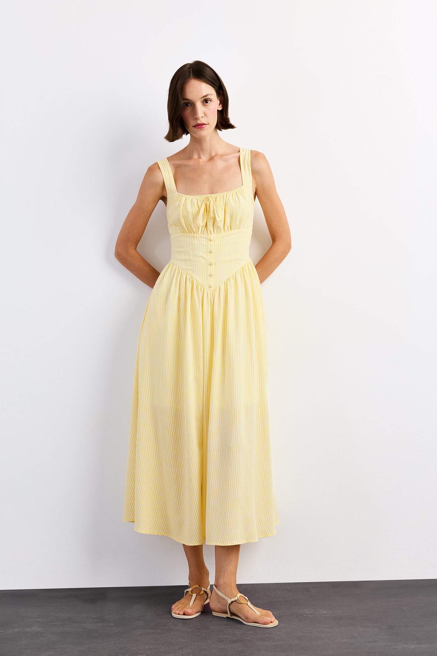 فستان طويل بحمالات وياخة مربعة