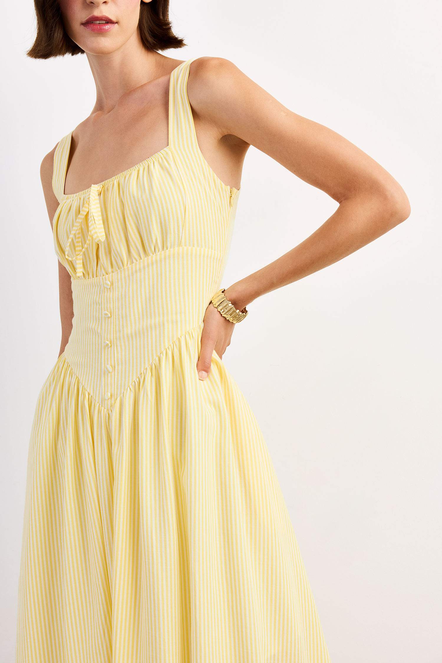 فستان طويل بحمالات وياخة مربعة