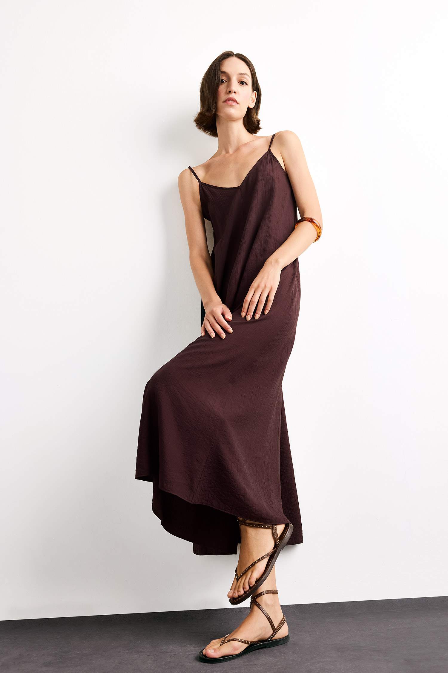 فستان طويل منسوج بحمالات رفيعة