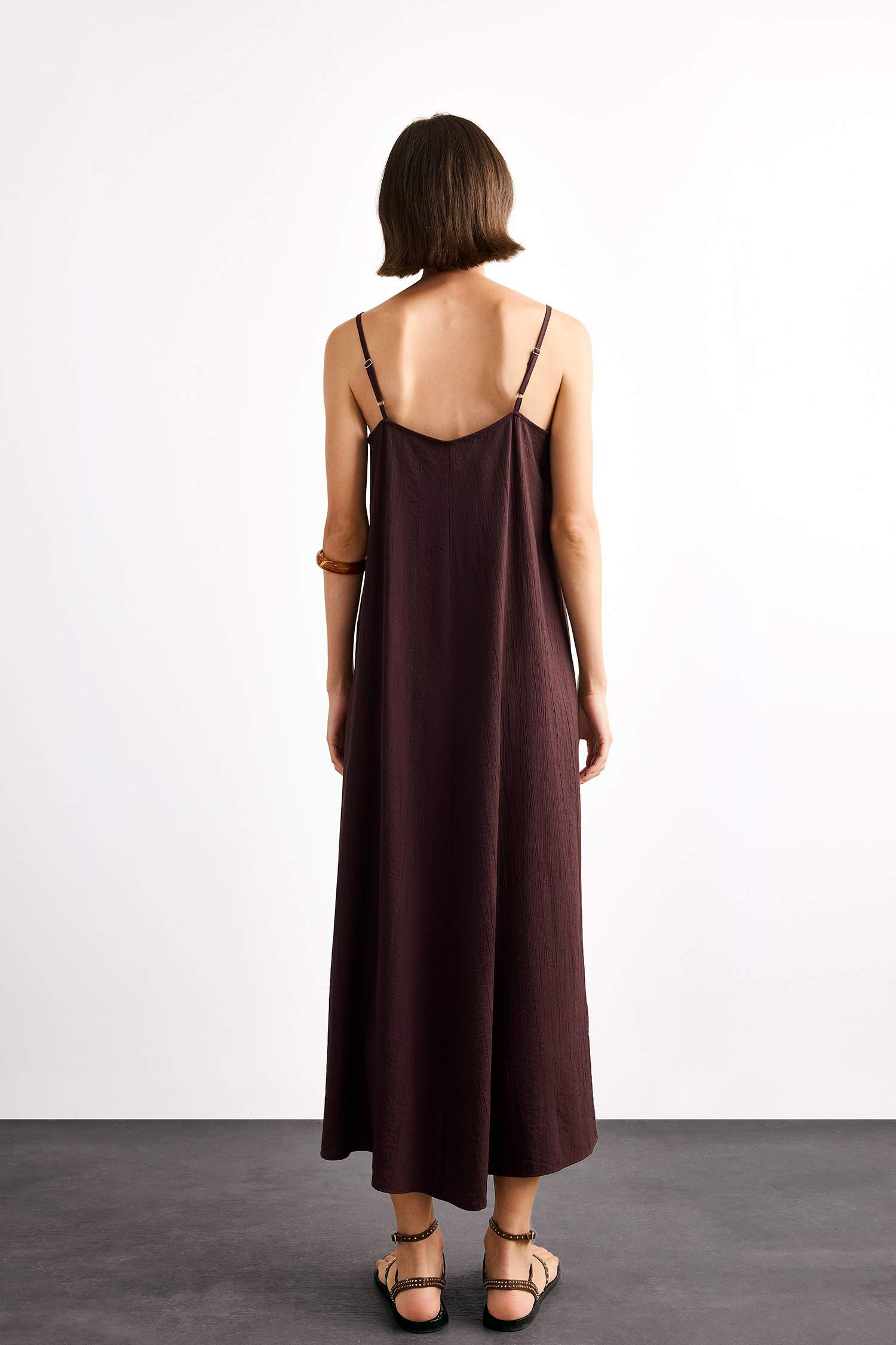 فستان طويل منسوج بحمالات رفيعة