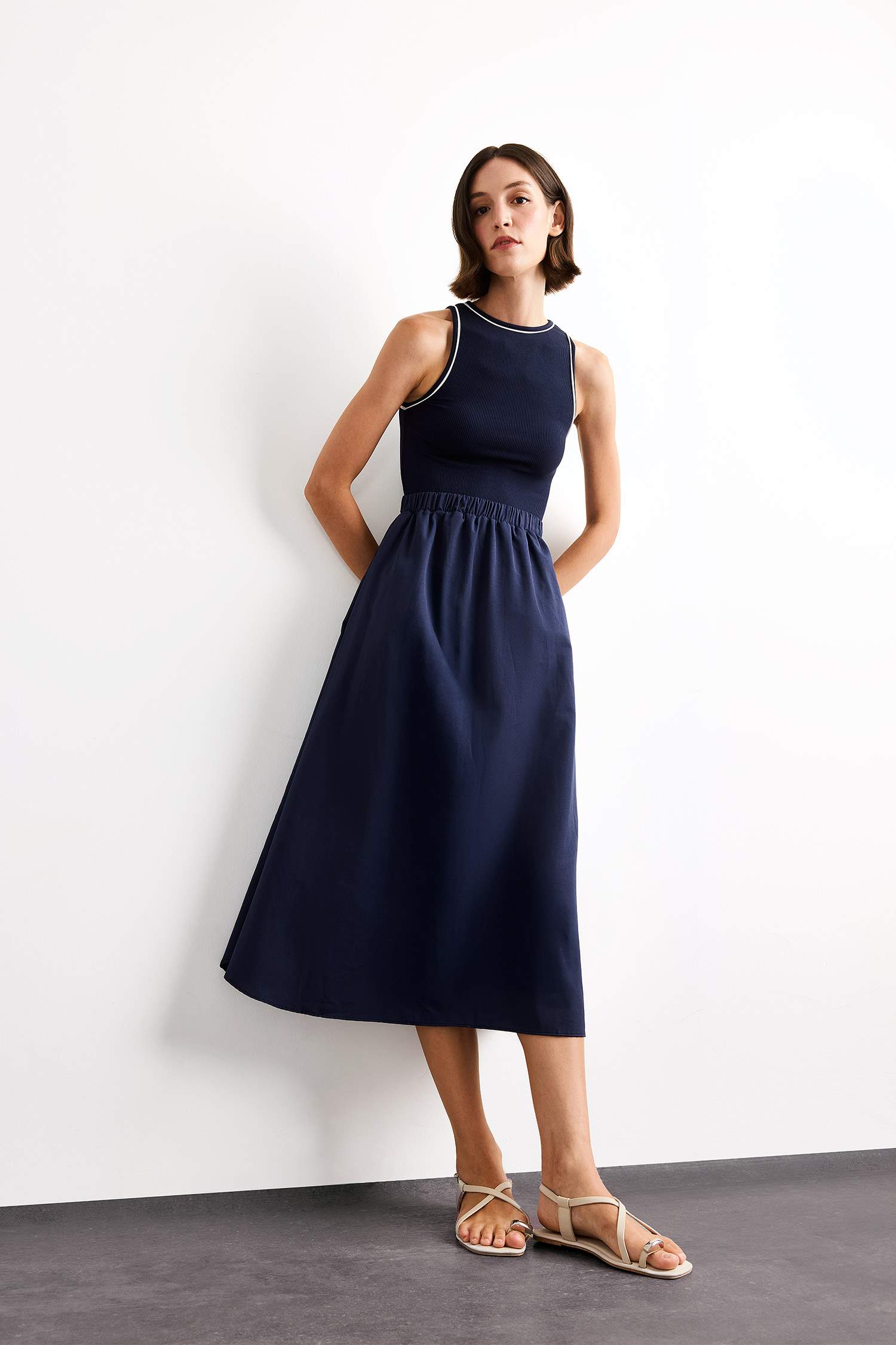 A Kesim Pamuklu Kolsuz Midi Elbise