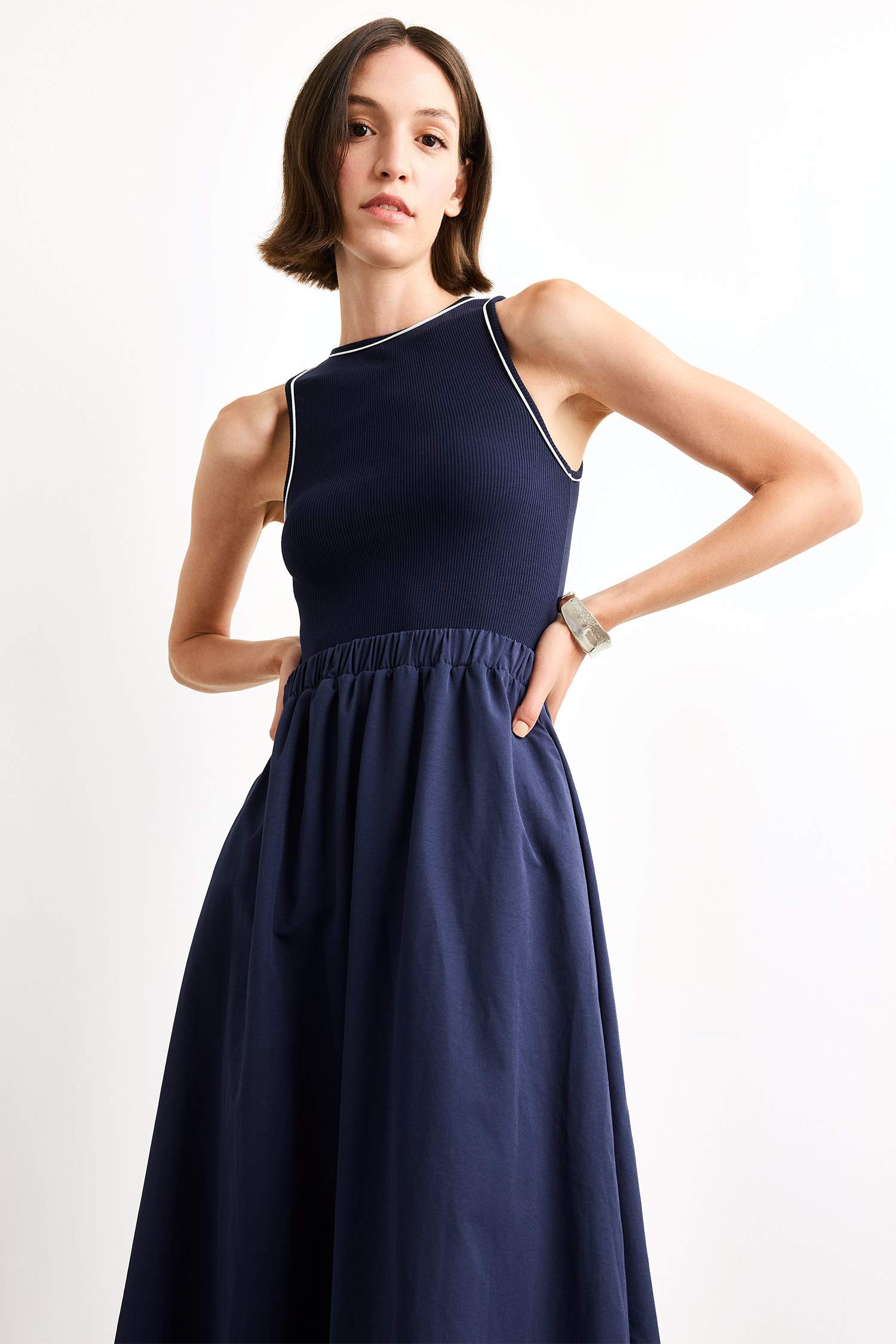 A Kesim Pamuklu Kolsuz Midi Elbise