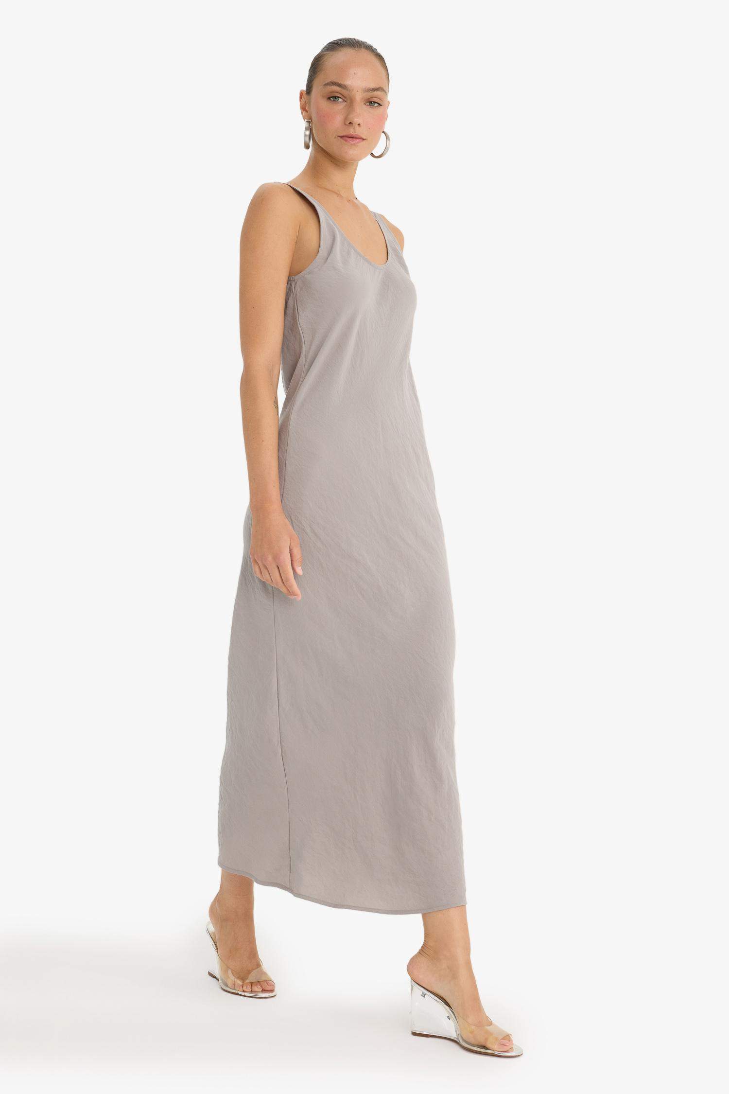 فستان طويل كت منسوج بياقة V