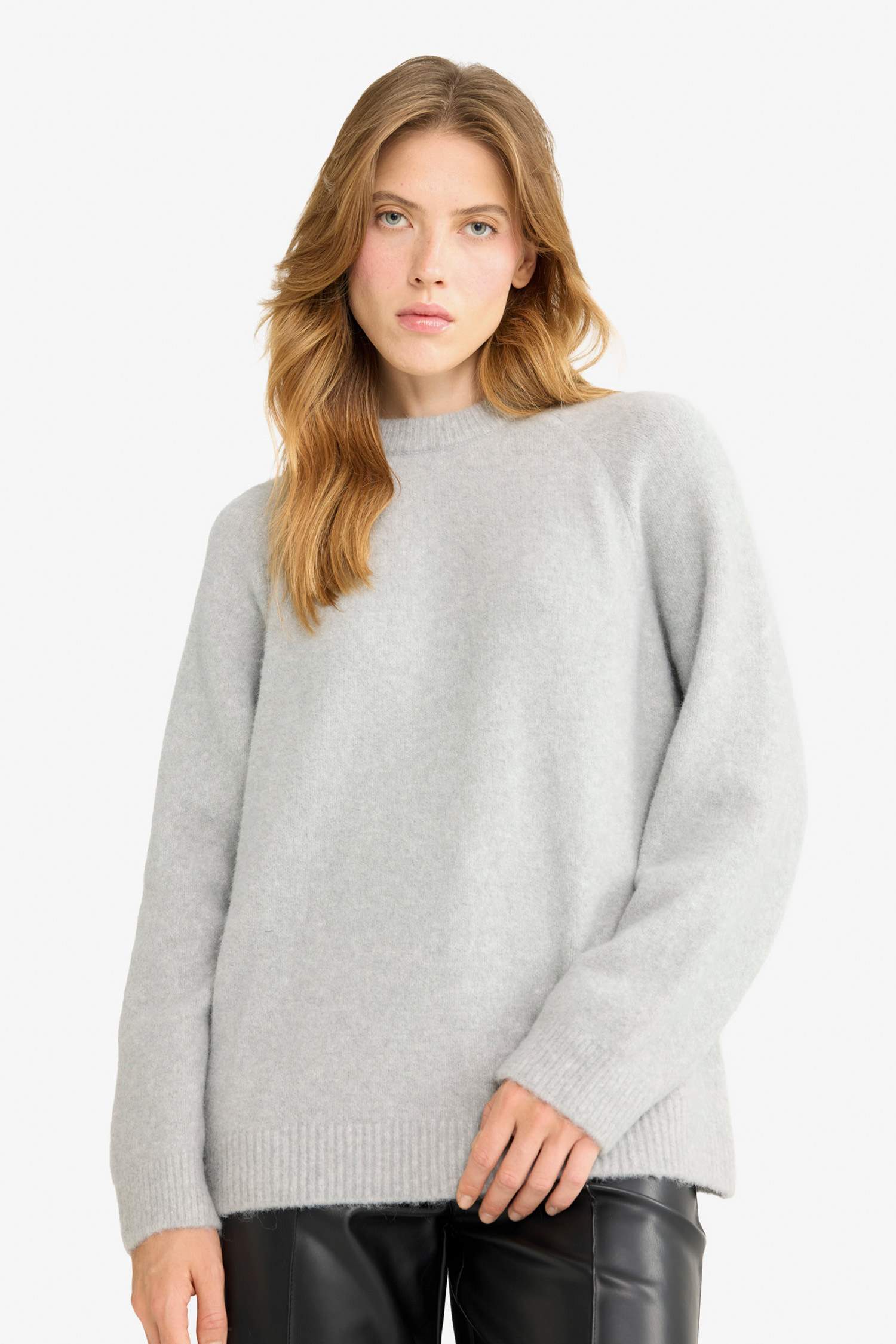 بلوز تريكو قصة عادية بياقة مستديرة