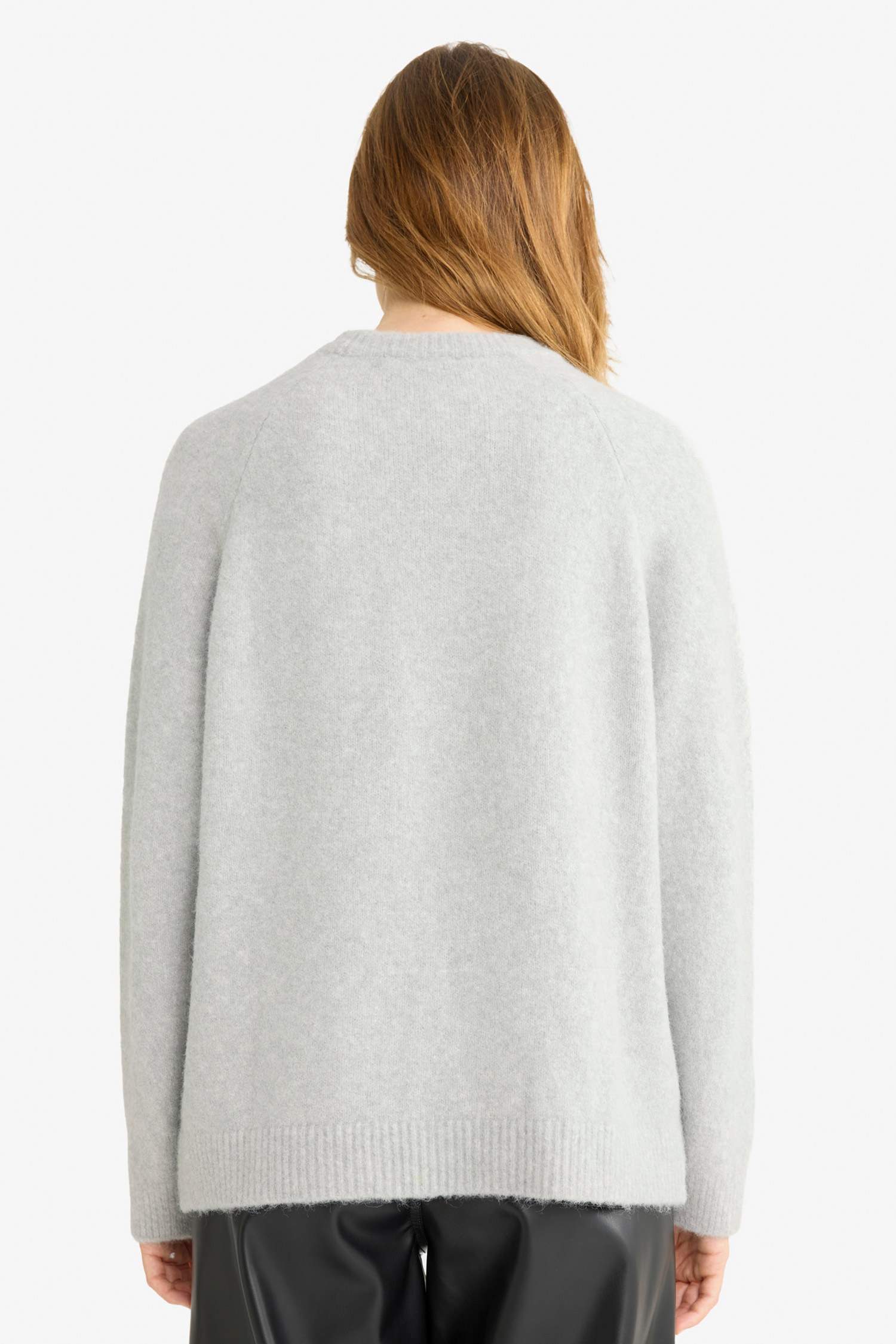 بلوز تريكو قصة عادية بياقة مستديرة