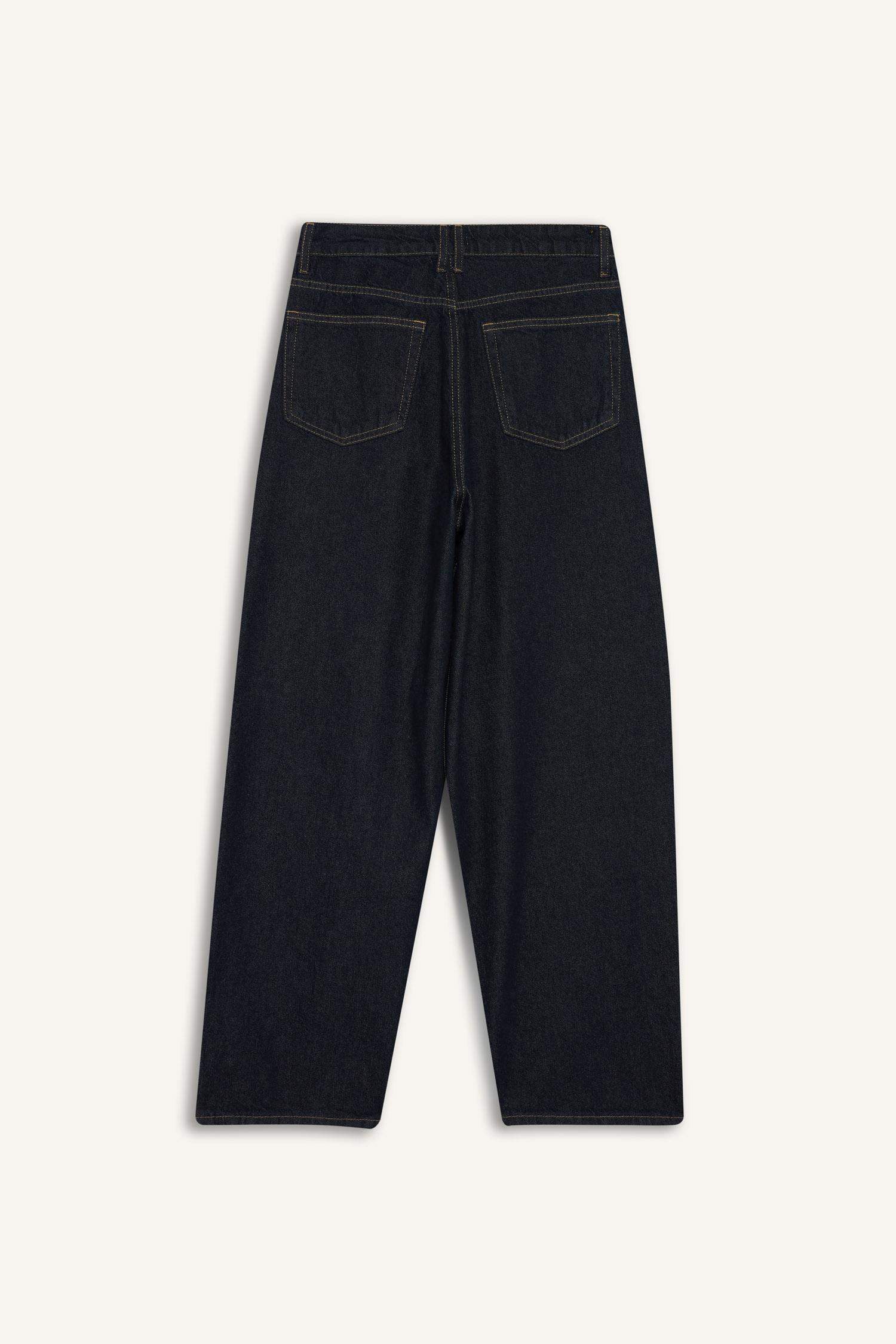 بنطرون جينز باريل فيت بخصر عالي