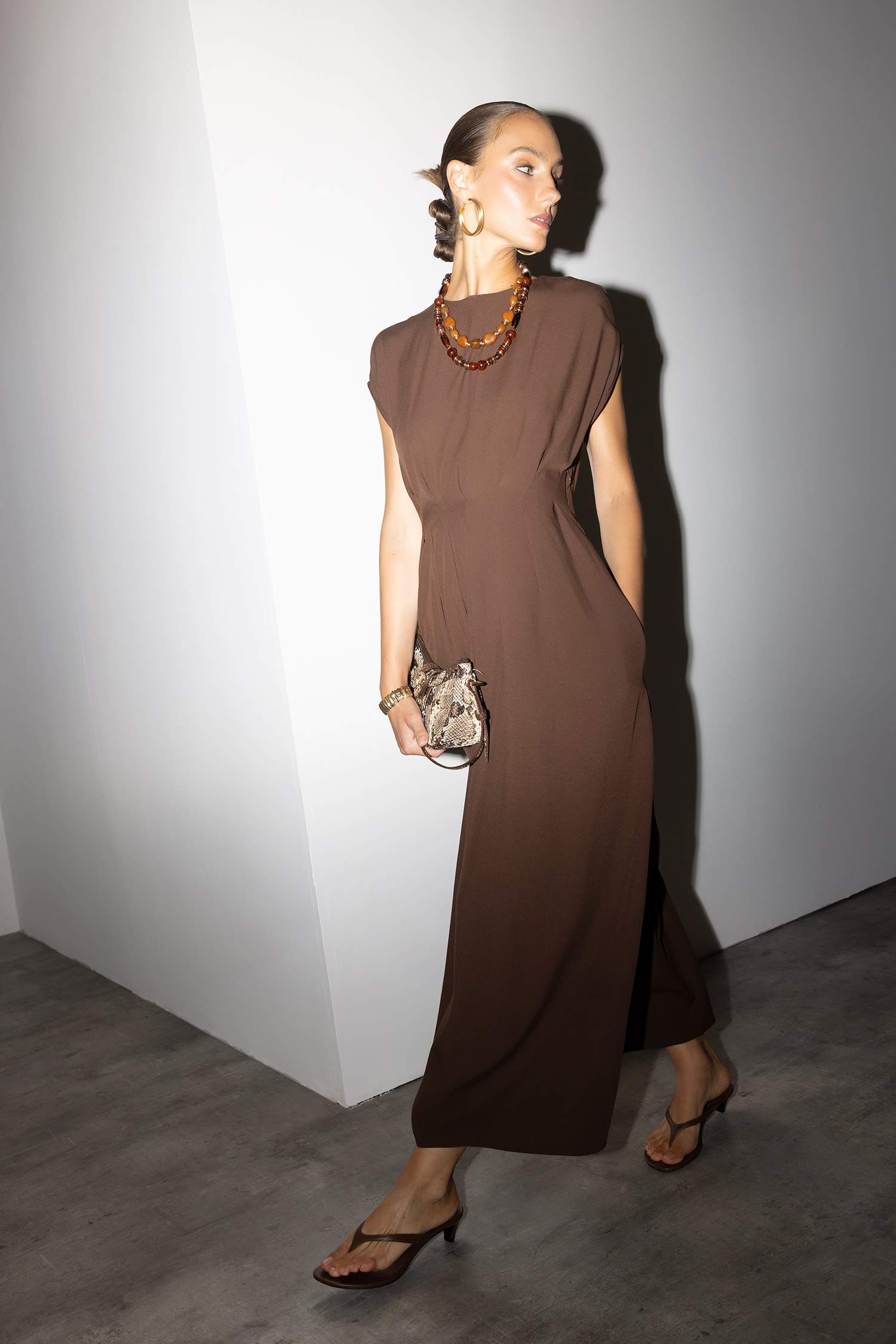 فستان طويل ميدي من مزيج الكتان بياخة مستديرة