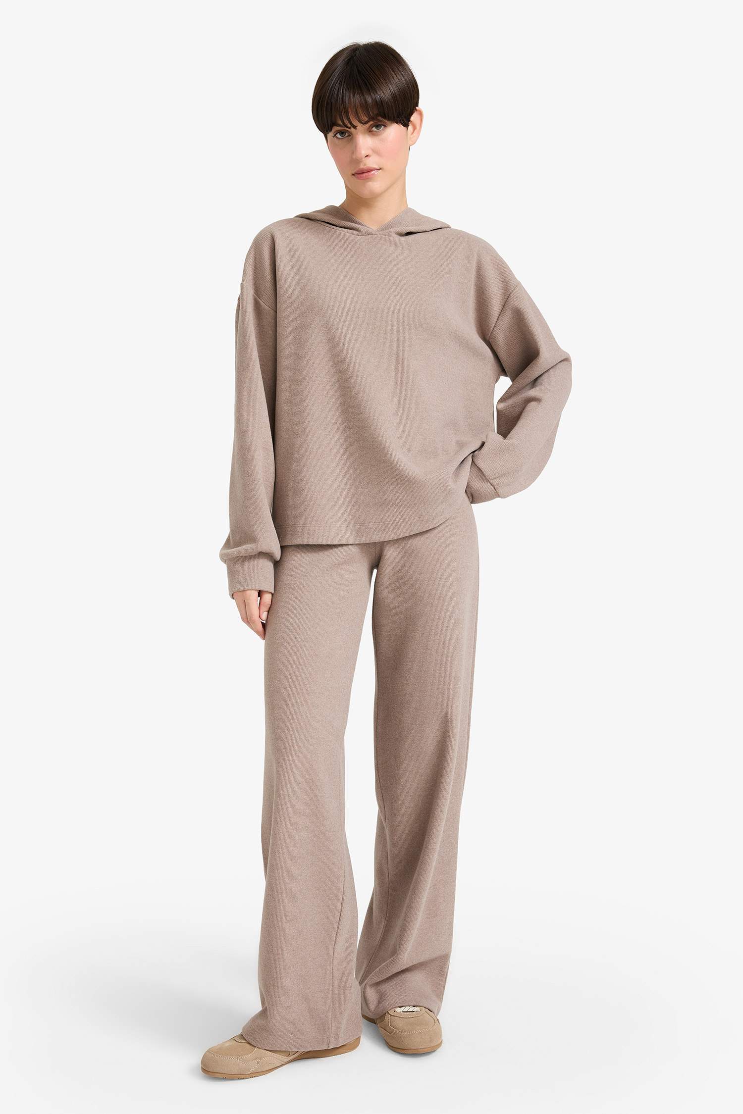 بنطلون برجل واسع قصة مستقيمة