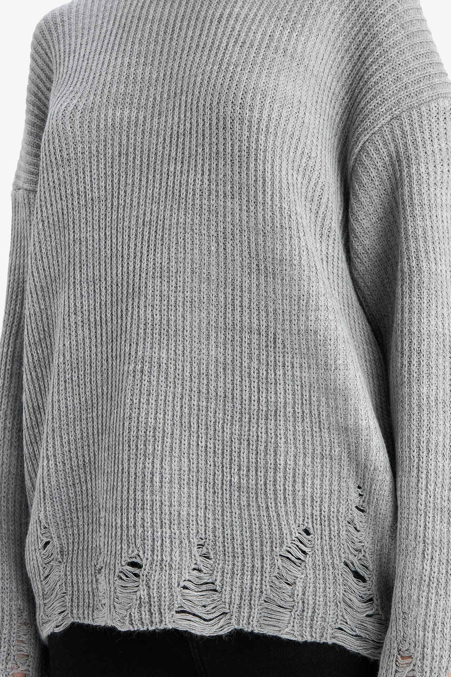 بلوفر بياقة مستديرة