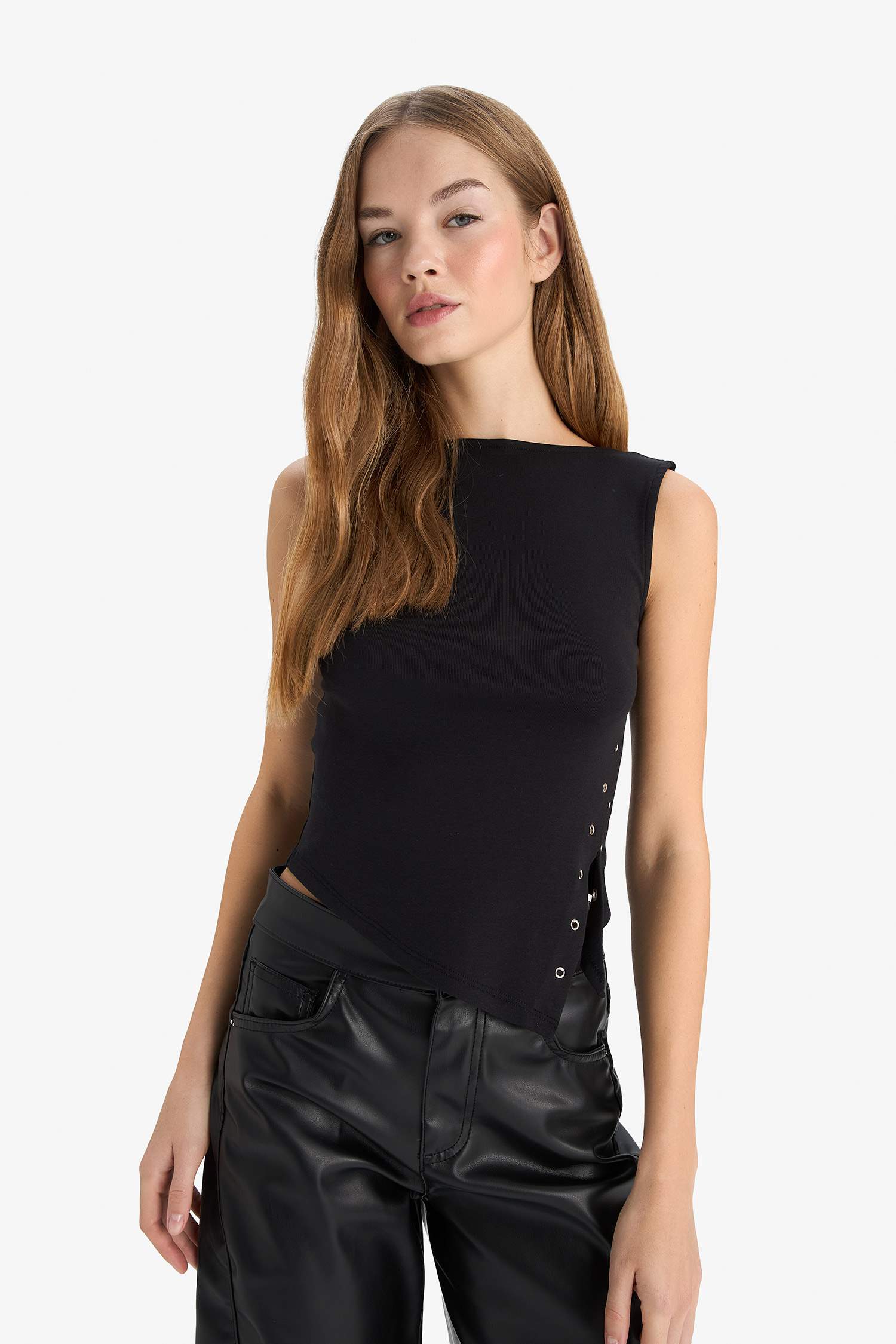 Fitted Kayık Yaka Ribana Yırtmaçlı Kolsuz Bluz