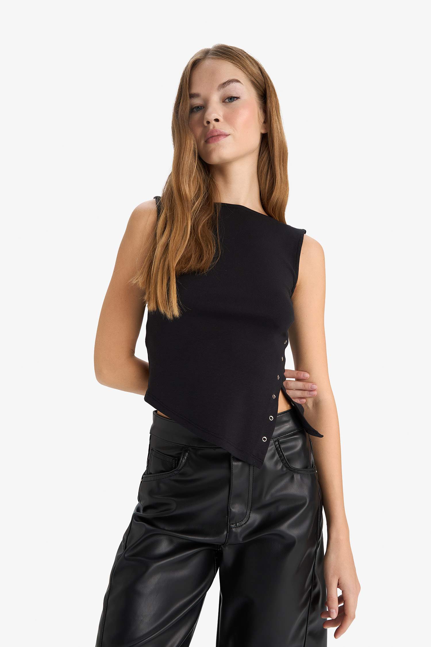 Fitted Kayık Yaka Ribana Yırtmaçlı Kolsuz Bluz