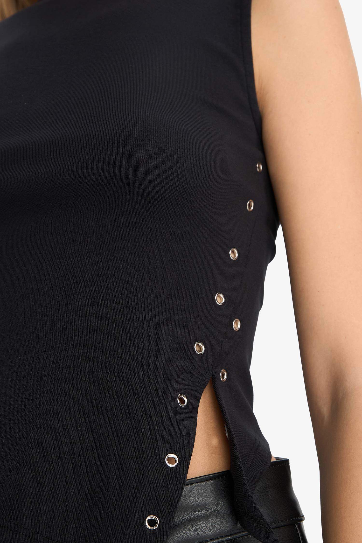 Fitted Kayık Yaka Ribana Yırtmaçlı Kolsuz Bluz