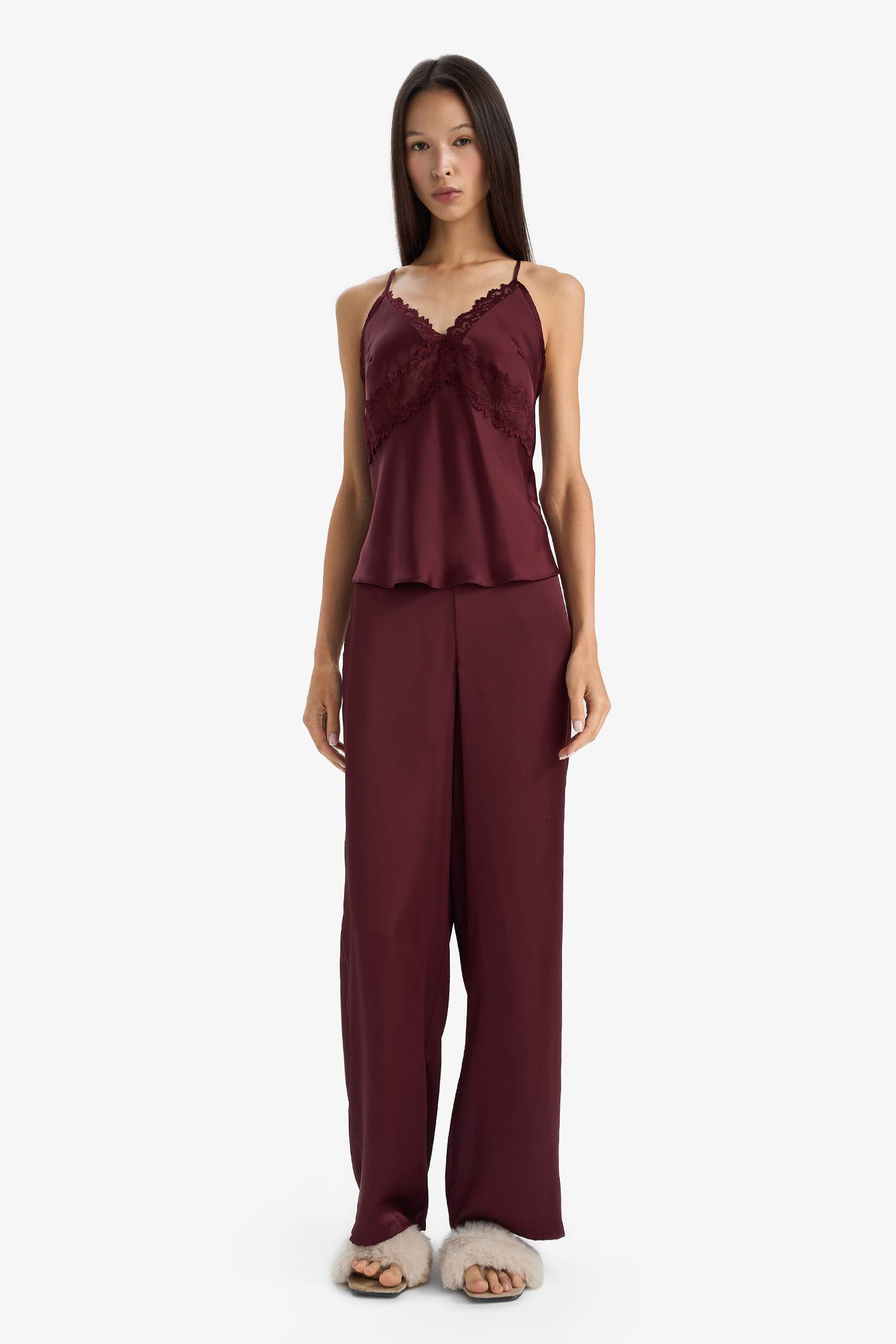 Regular Fit V Yaka Dantel Detaylı Askılı Saten Üst-Fall in Love