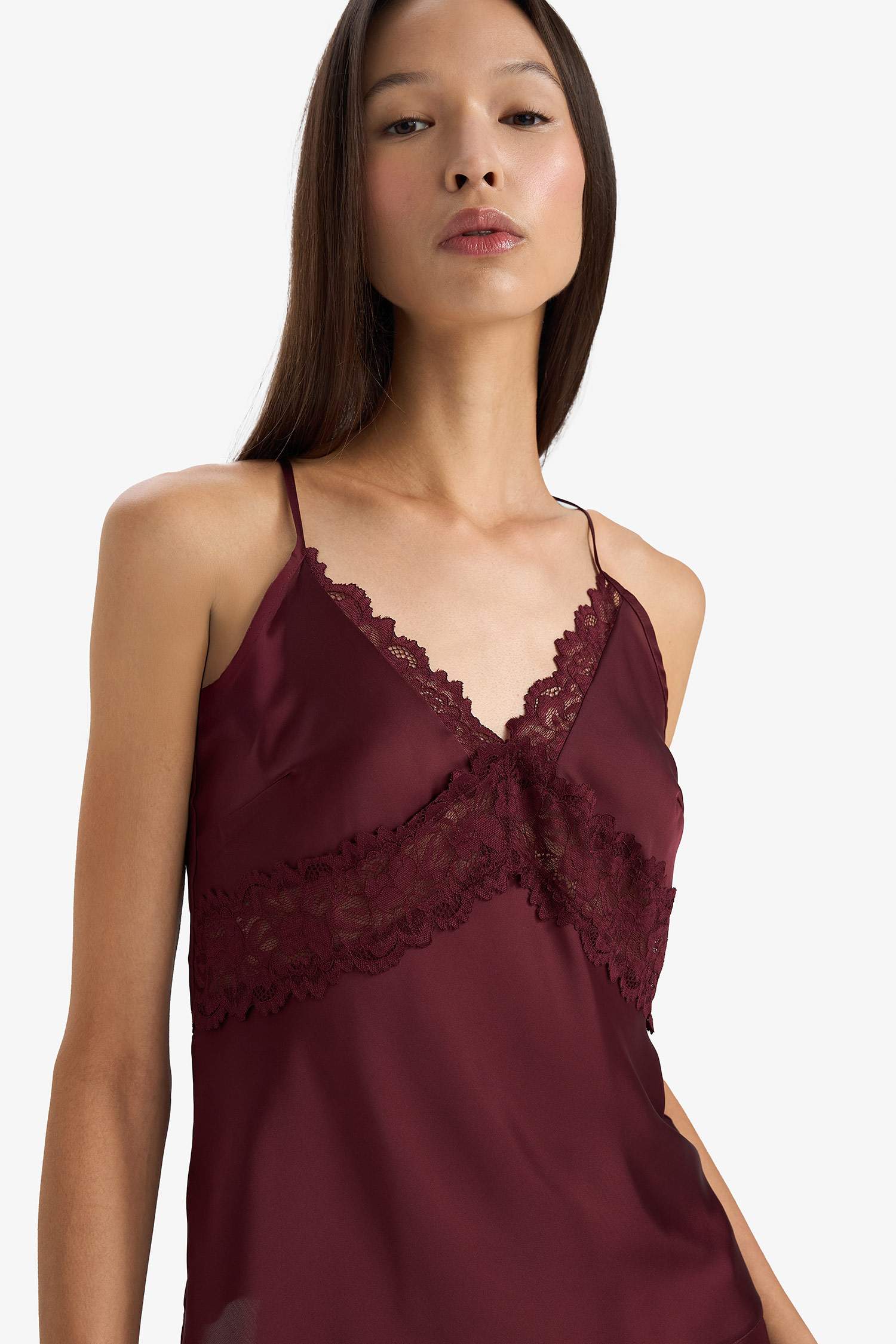 Regular Fit V Yaka Dantel Detaylı Askılı Saten Üst-Fall in Love