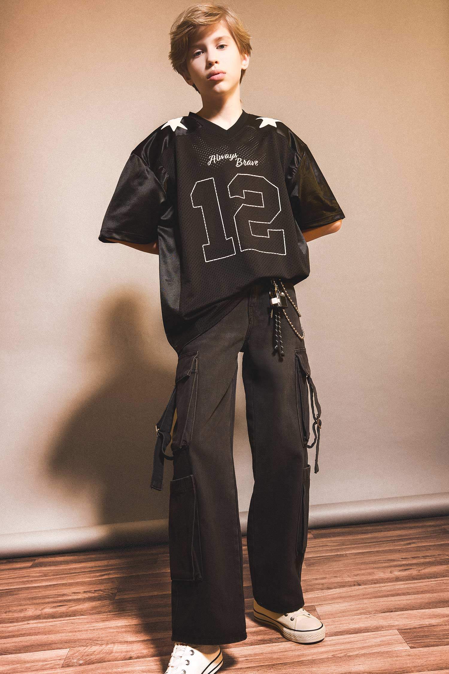 Boy Oversize Fit V-Neck Printed Tulle T-Shirt