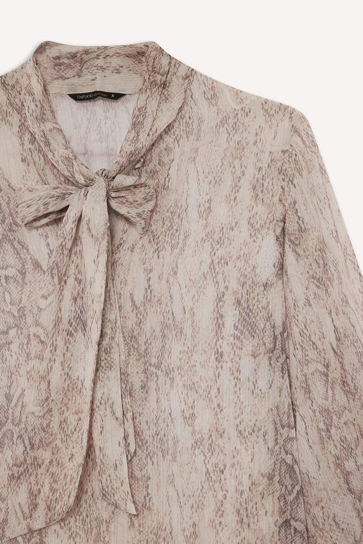 Regular Fit Fiyonk Yaka Yılan Desenli Şifon Uzun Kollu Bluz