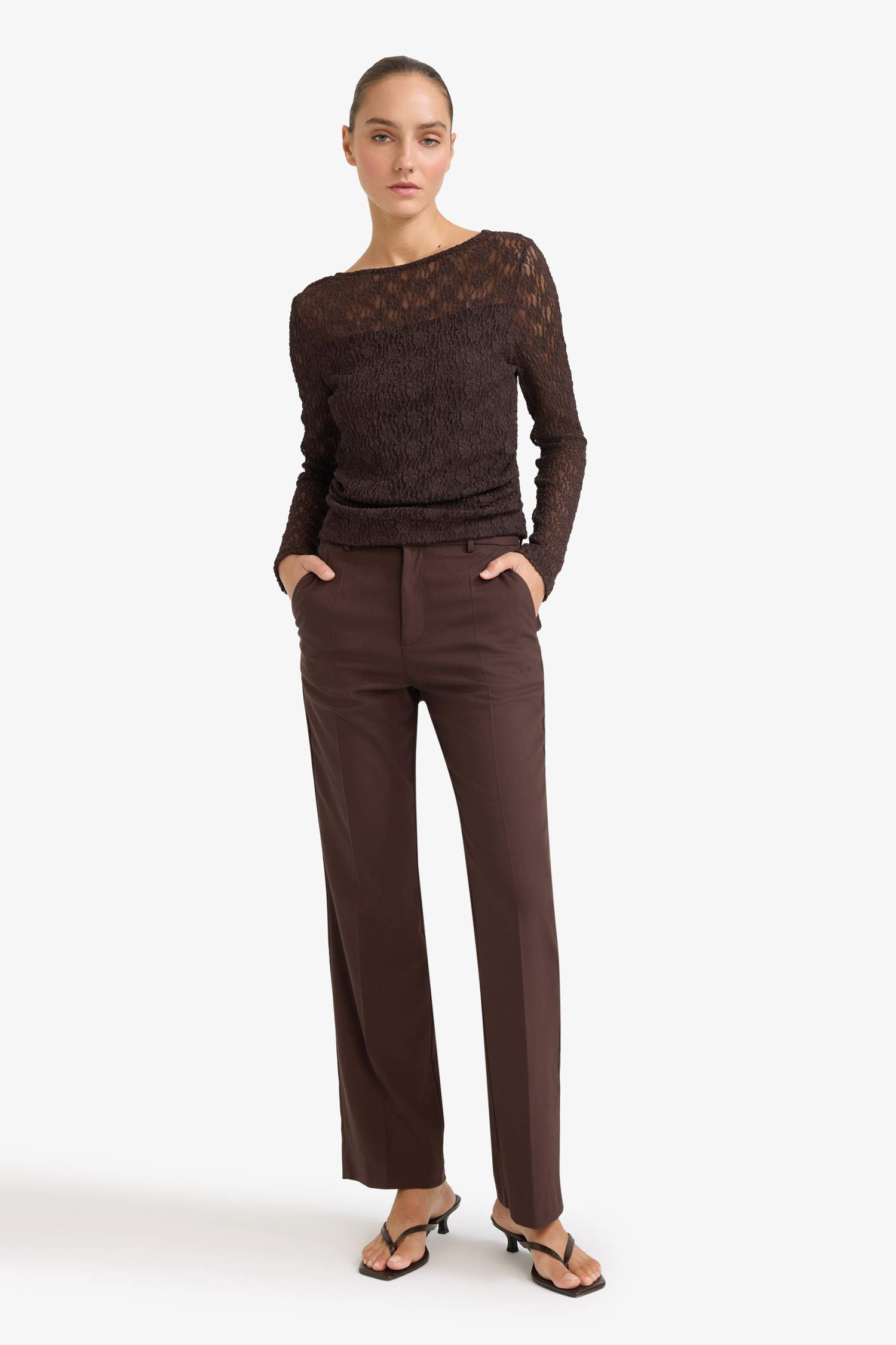 بلوزة كم طويل دانتيل مخصر بياقة عريضة