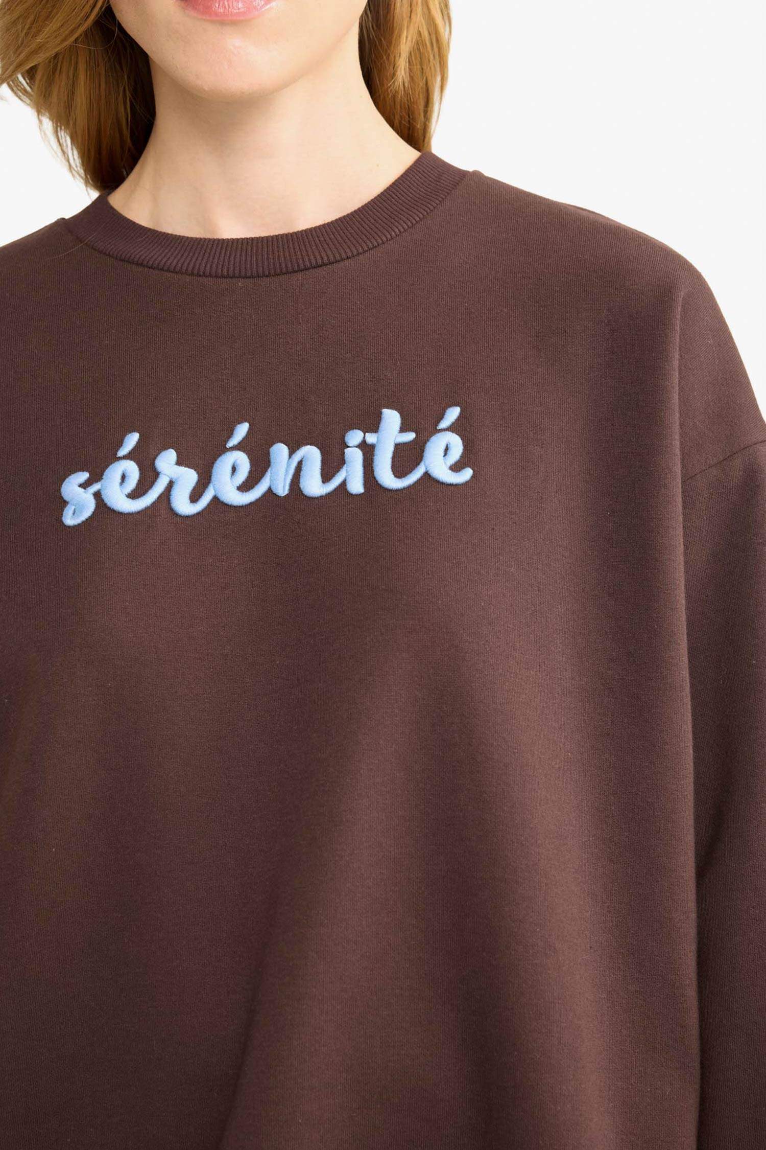 سويت شيرت بطبعة شعار اوفر سايز بياقة مستديرة