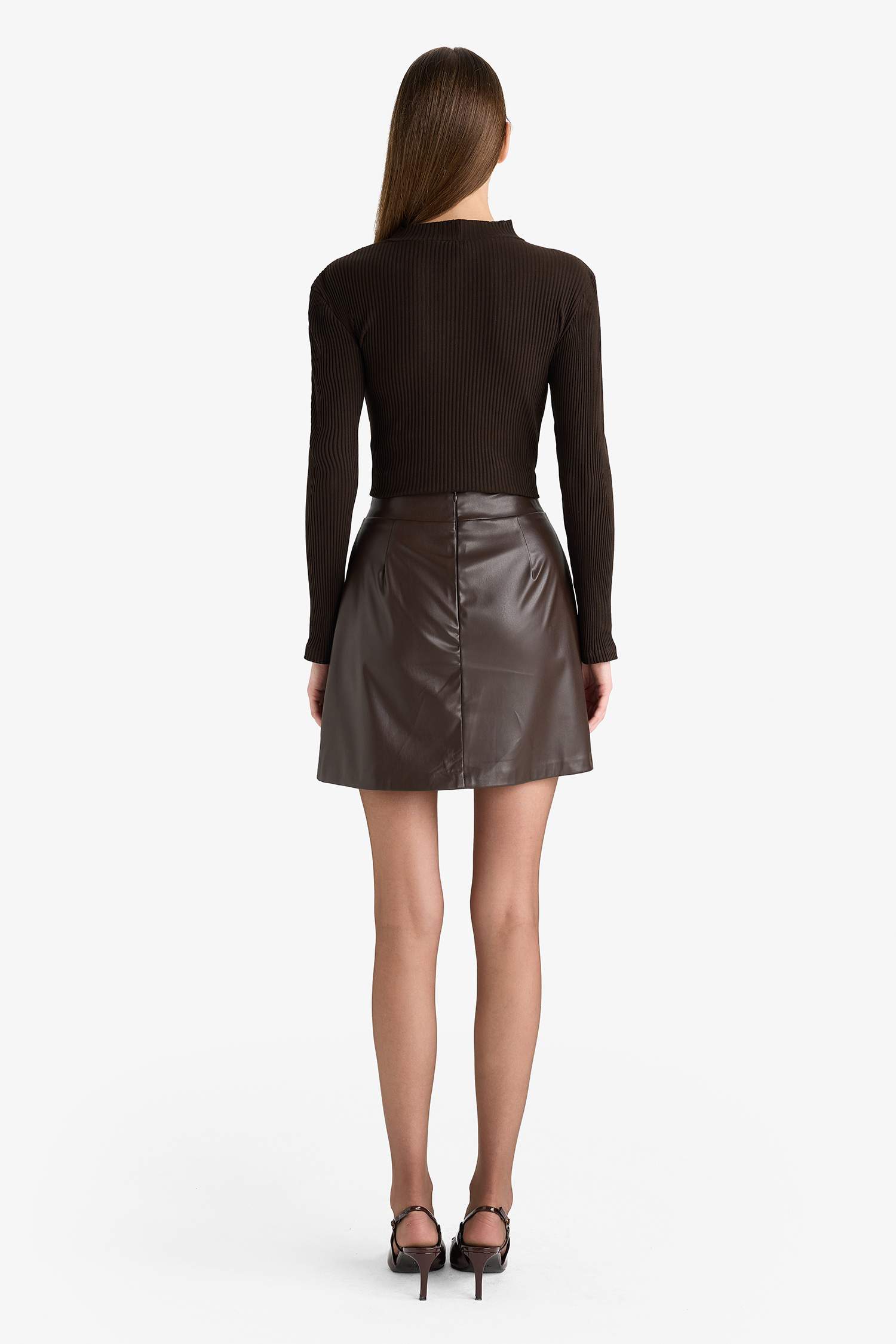 تنوره قصيرة جلد صناعي بقصة A بخصر عادي