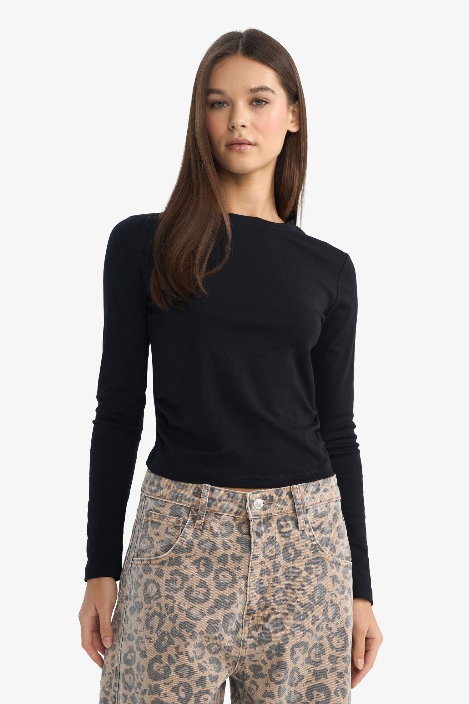 Fitted дөңгелек жағалы ұзын жеңді рибана футболка