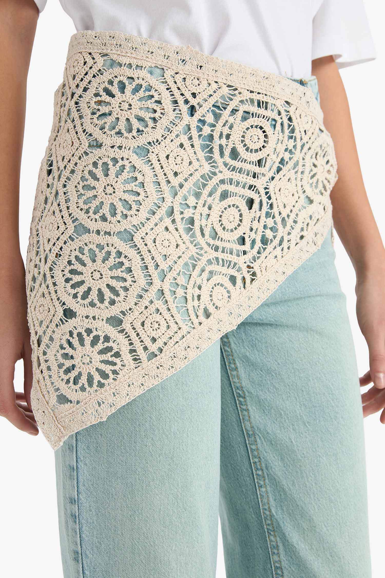 بنطرون جينز مطرز قصة مستقيمة مريحة وخصر عادي