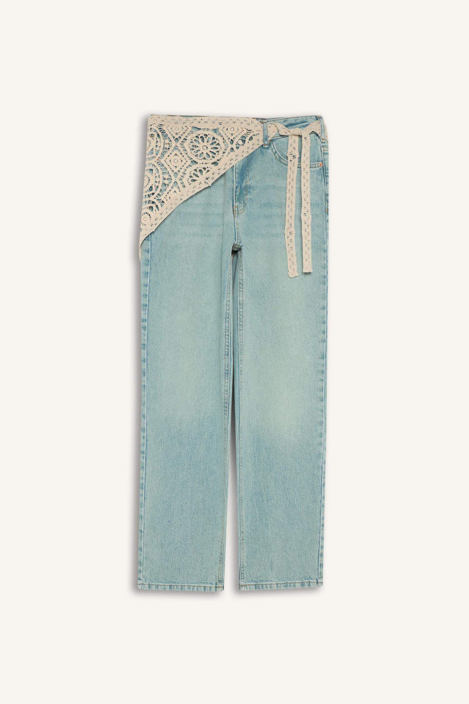 بنطرون جينز مطرز قصة مستقيمة مريحة وخصر عادي