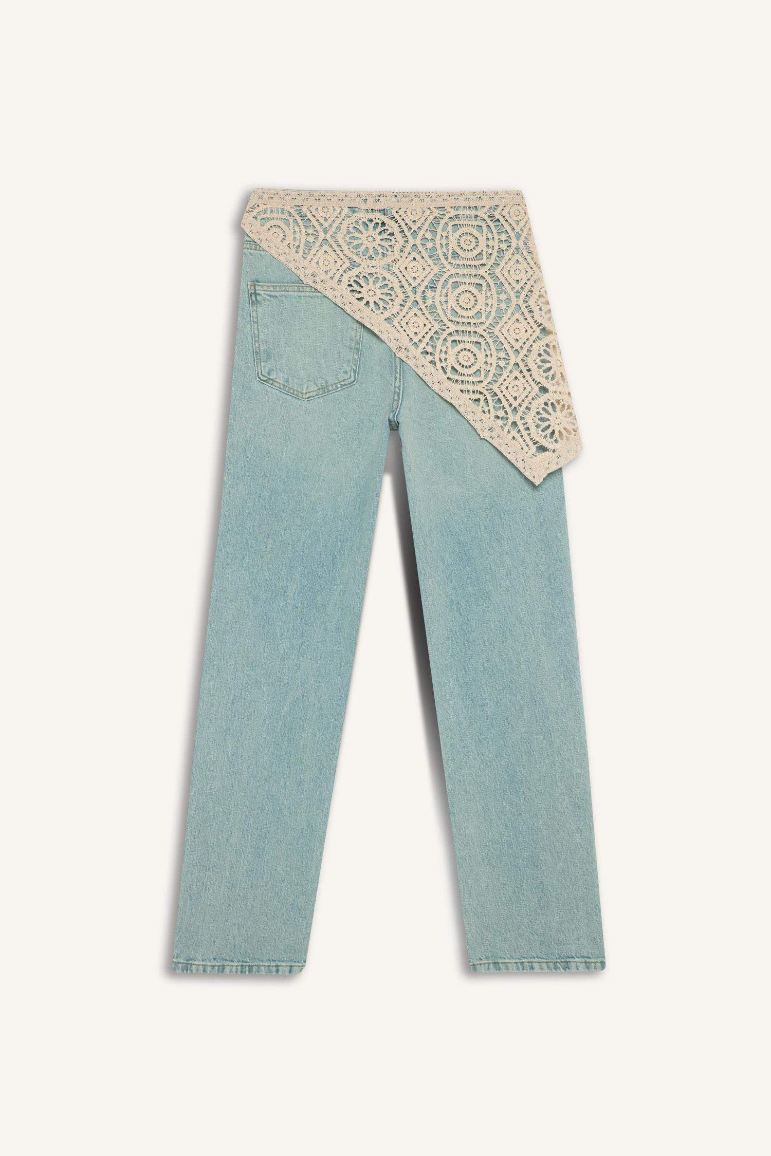 بنطرون جينز مطرز قصة مستقيمة مريحة وخصر عادي