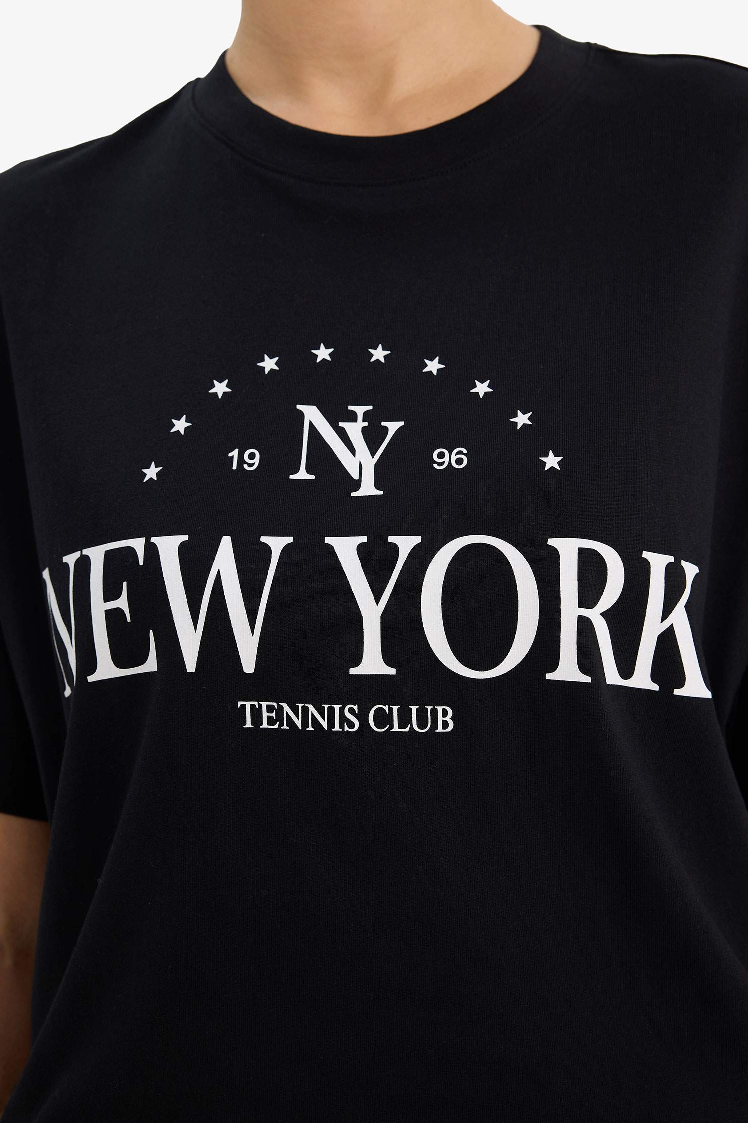 Oversize кең пішімді дөңгелек жағалы суретті қысқа жеңді футболка