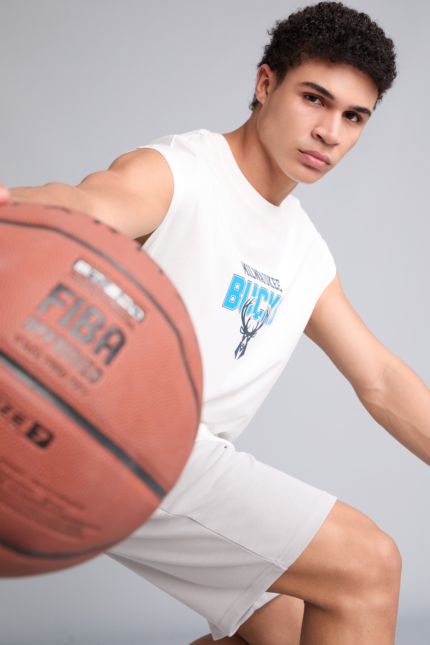 DeFacto %100 Pamuk NBA Mılwaukee Bucks Boxy Fıt V Yaka Atlet