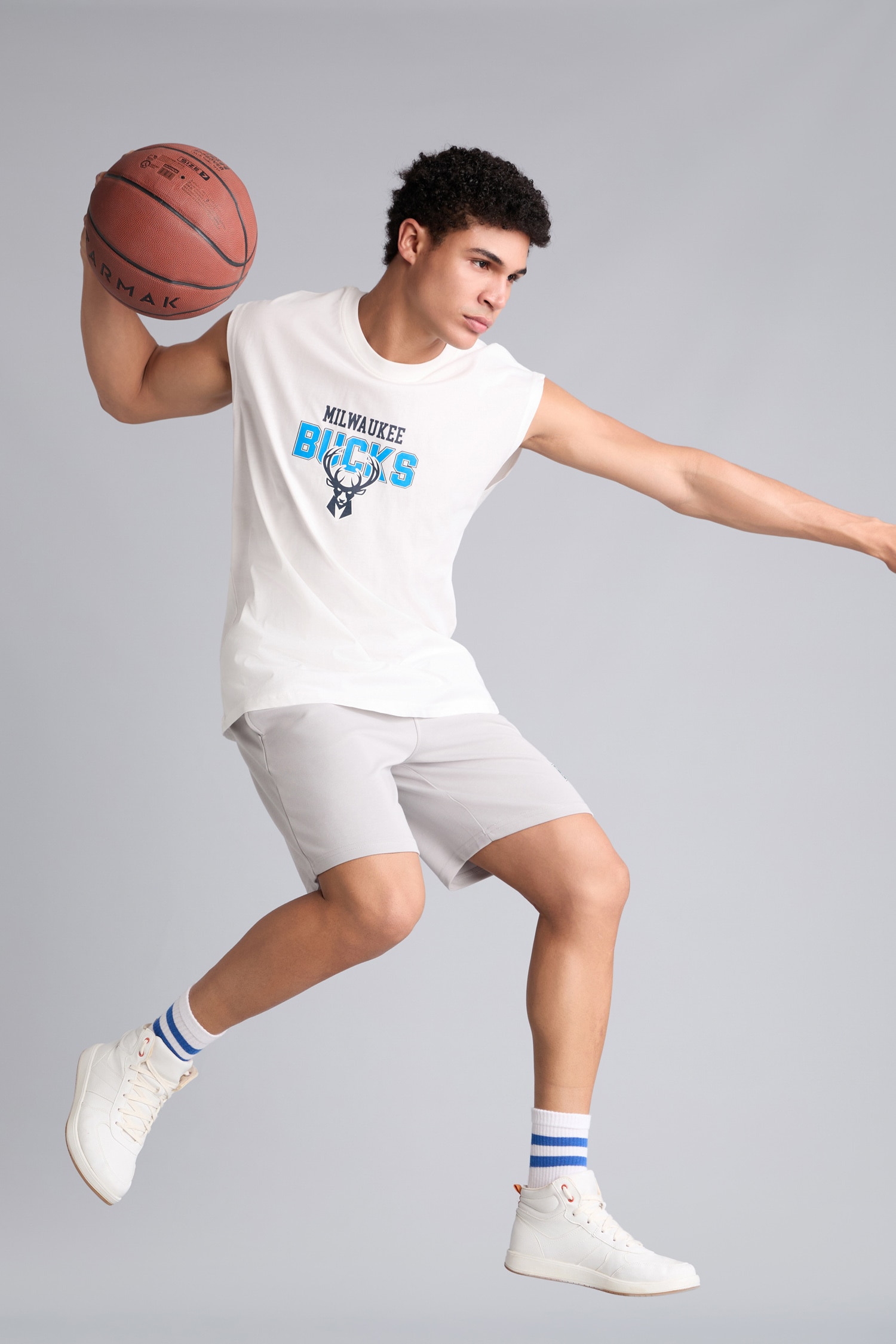 DeFacto %100 Pamuk NBA Mılwaukee Bucks Boxy Fıt V Yaka Atlet görsel 2