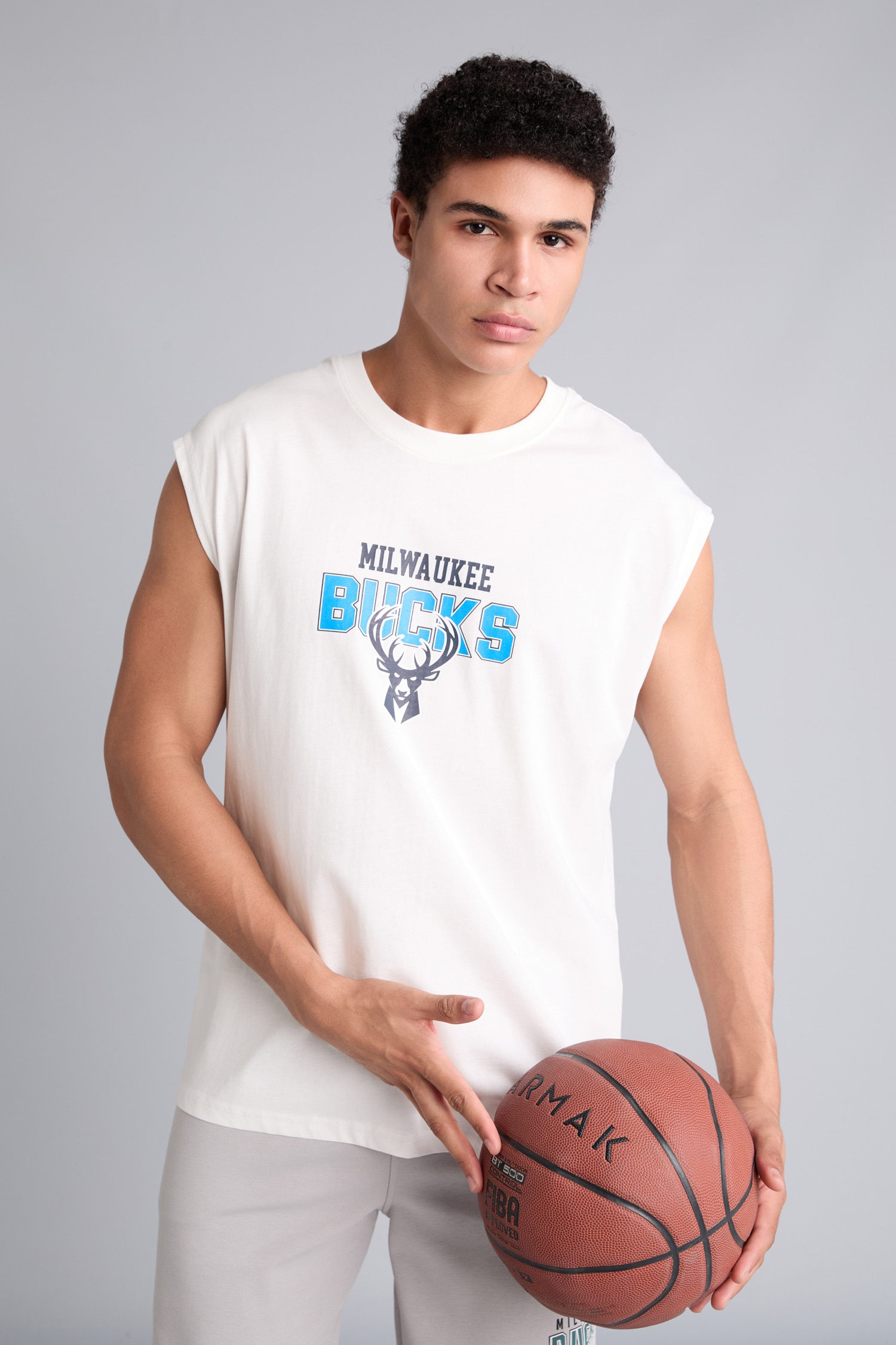 DeFacto %100 Pamuk NBA Mılwaukee Bucks Boxy Fıt V Yaka Atlet görsel 3