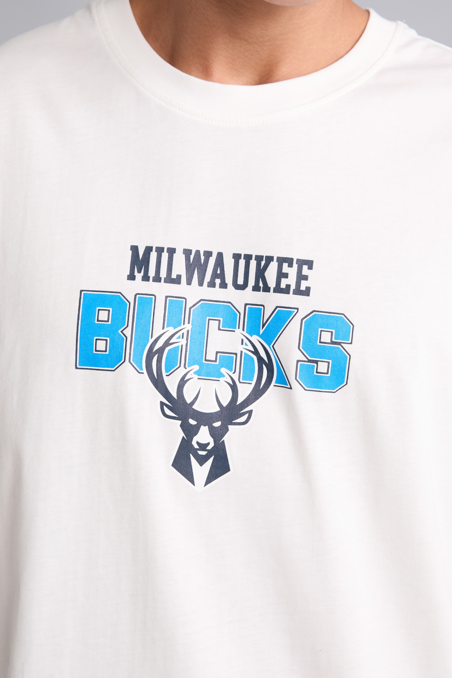 DeFacto %100 Pamuk NBA Mılwaukee Bucks Boxy Fıt V Yaka Atlet görsel 4